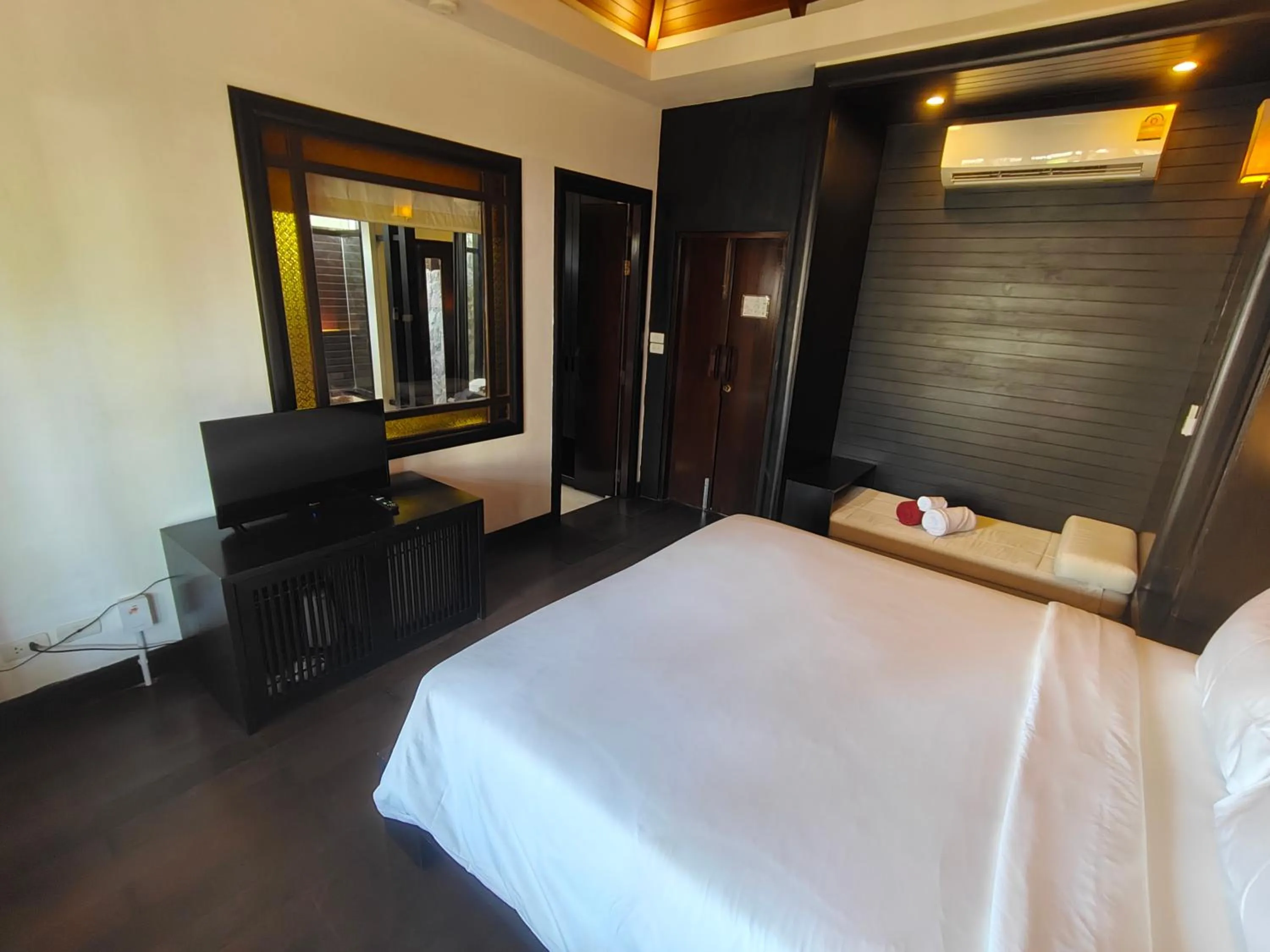 Bed in Bhundhari Resort & Villas Samui