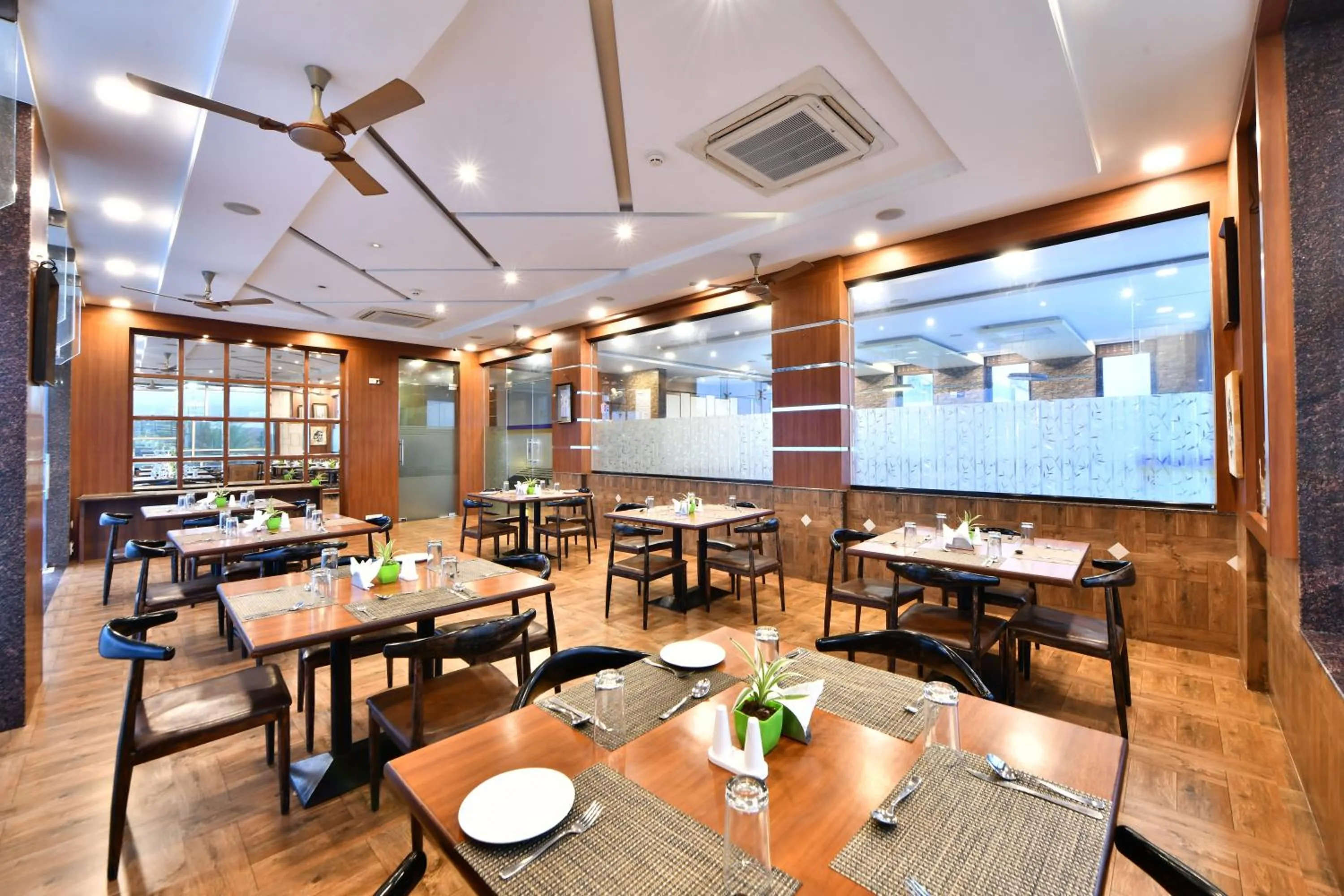 Restaurant/places to eat in Click Hotel Sagar Plaza Chakan, Pune