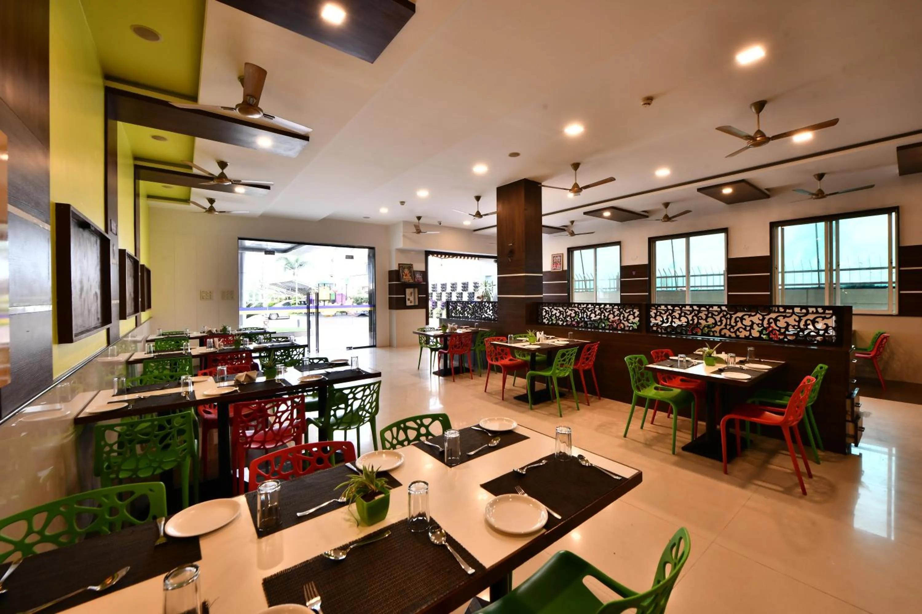 Restaurant/places to eat in Click Hotel Sagar Plaza Chakan, Pune