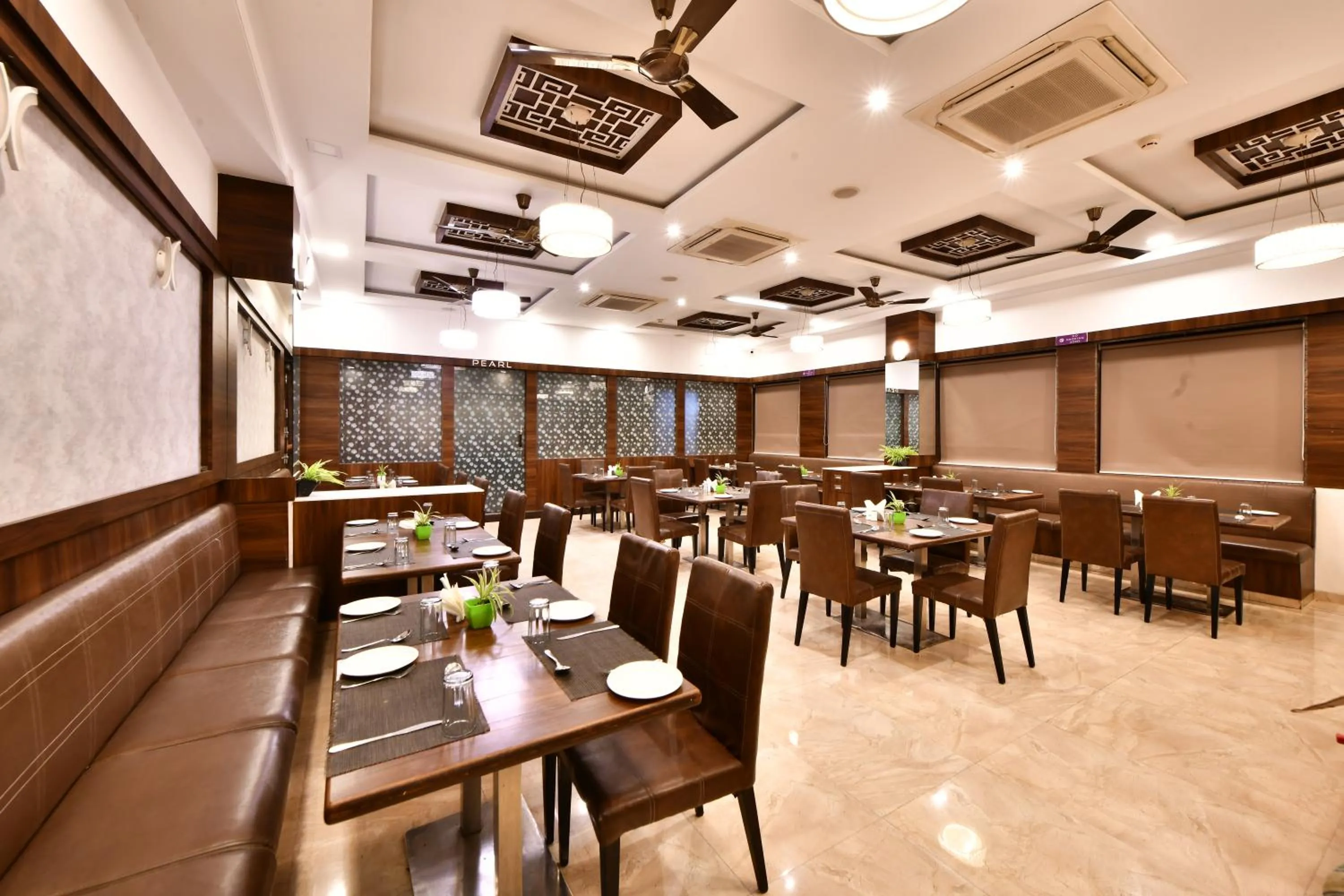Restaurant/places to eat in Click Hotel Sagar Plaza Chakan, Pune