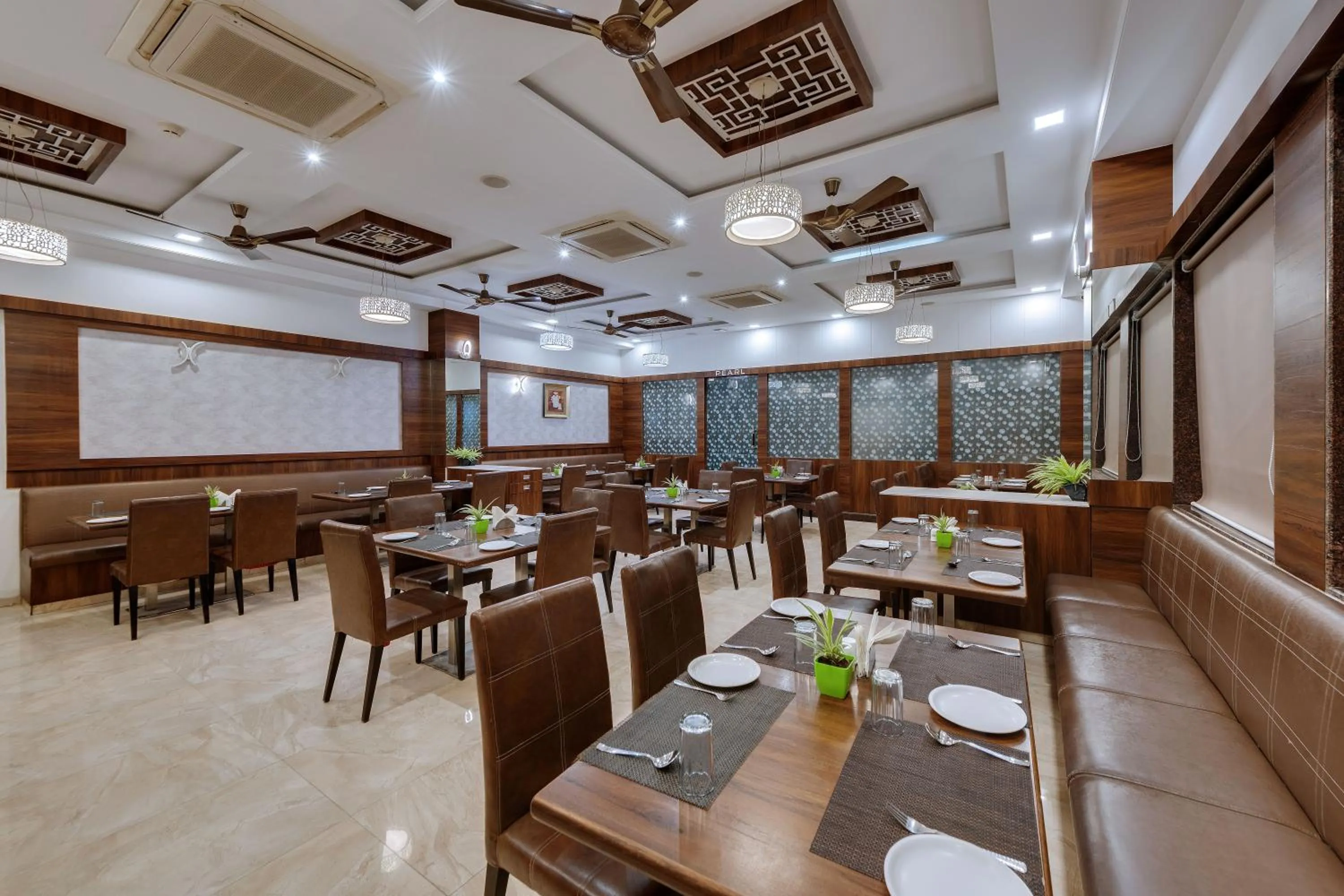 Restaurant/places to eat in Click Hotel Sagar Plaza Chakan, Pune