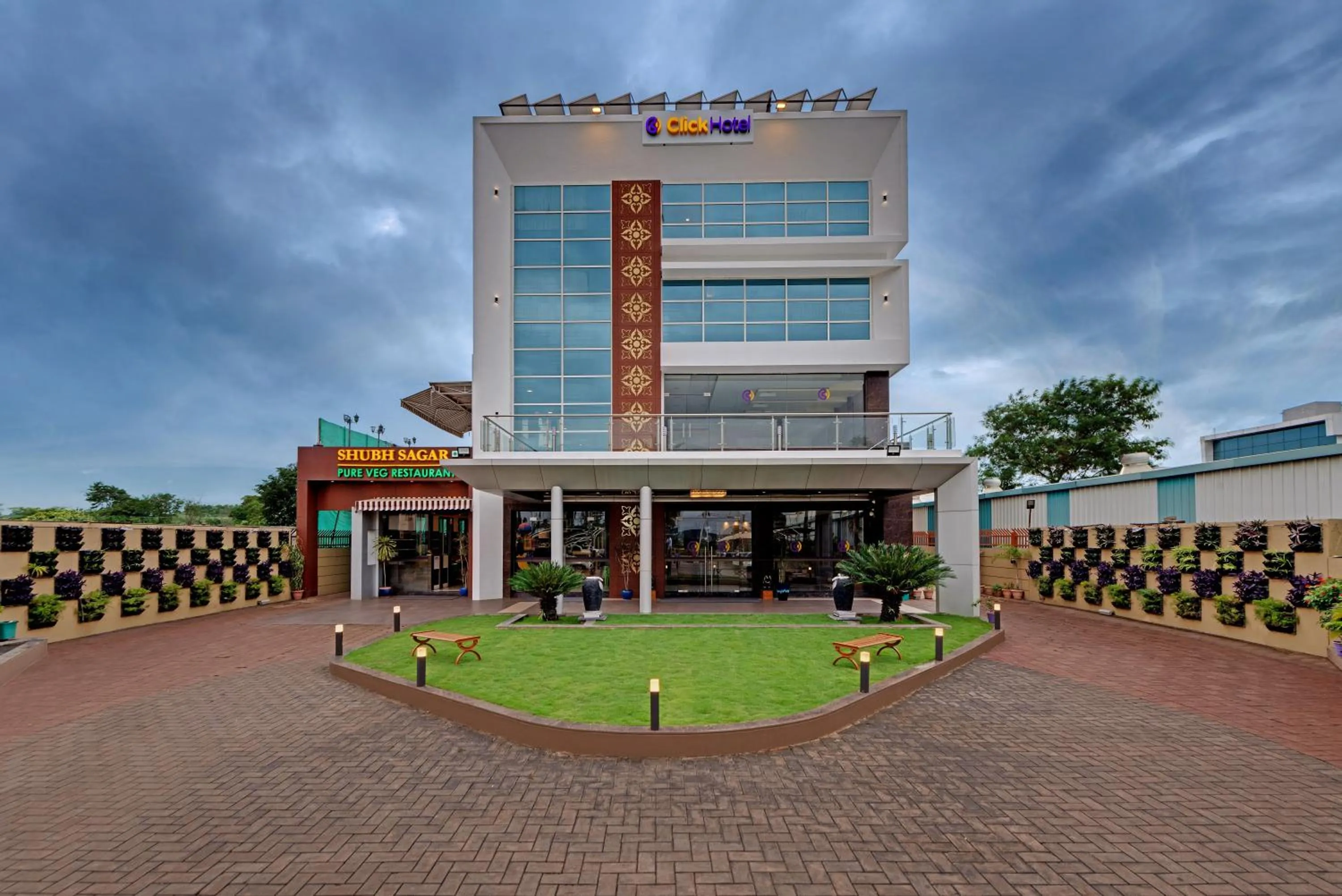 Facade/entrance in Click Hotel Sagar Plaza Chakan, Pune