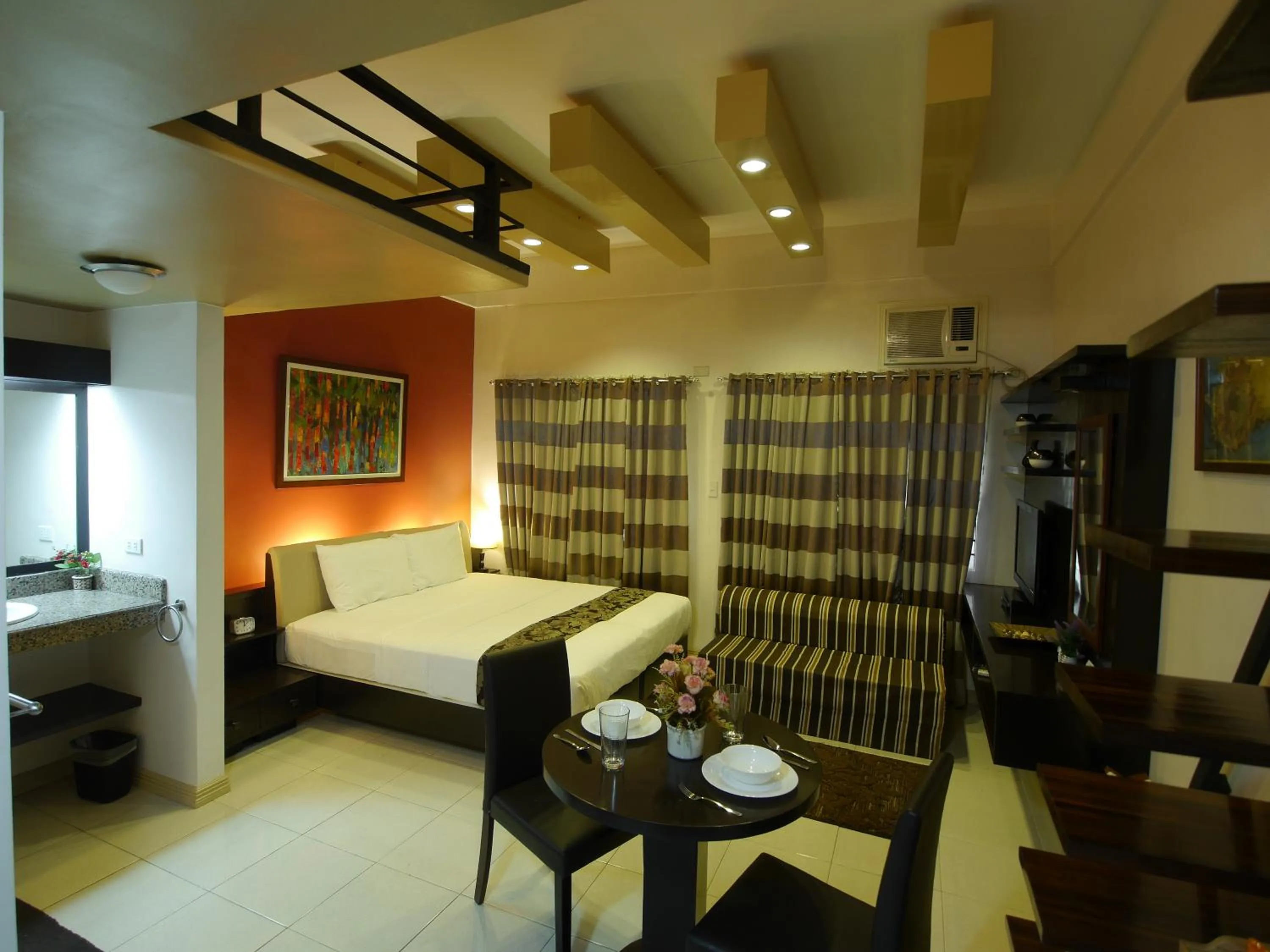 Photo of the whole room, Bed in New Manila Suites