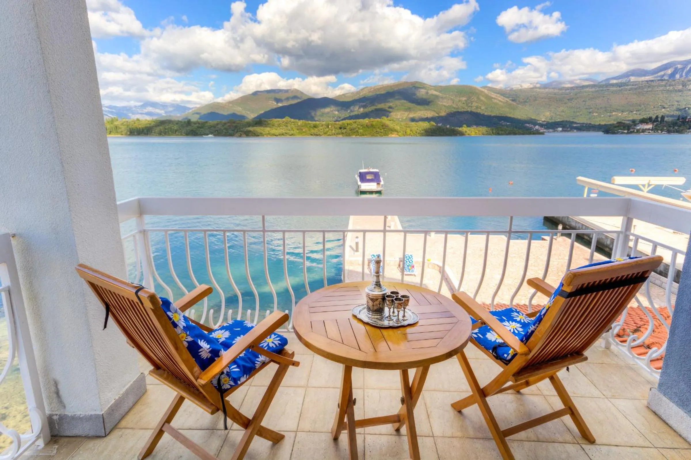 Sea view in Apart-hotel Villa Lav