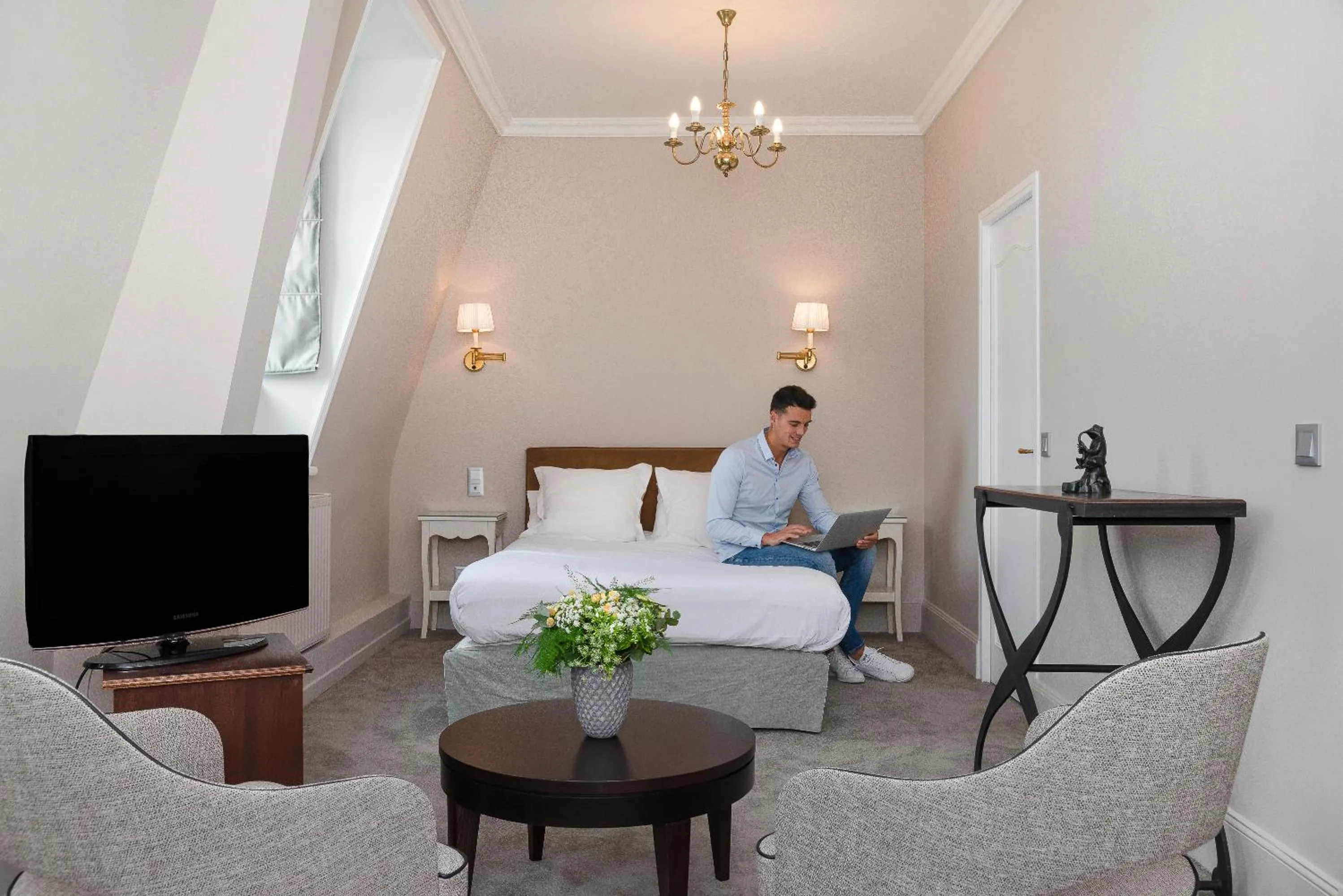 Photo of the whole room, Bed in Hôtel Château Tilques