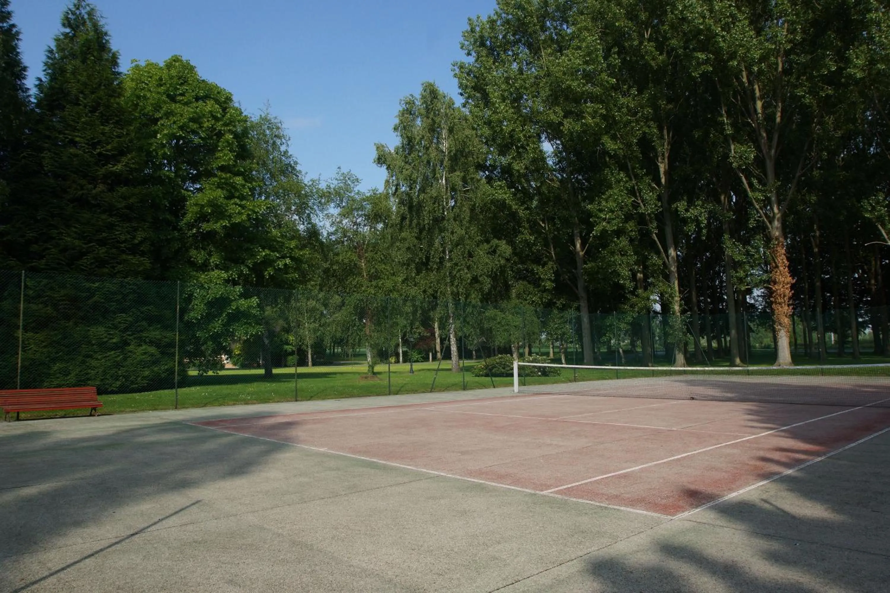 Tennis court in Hôtel Château Tilques