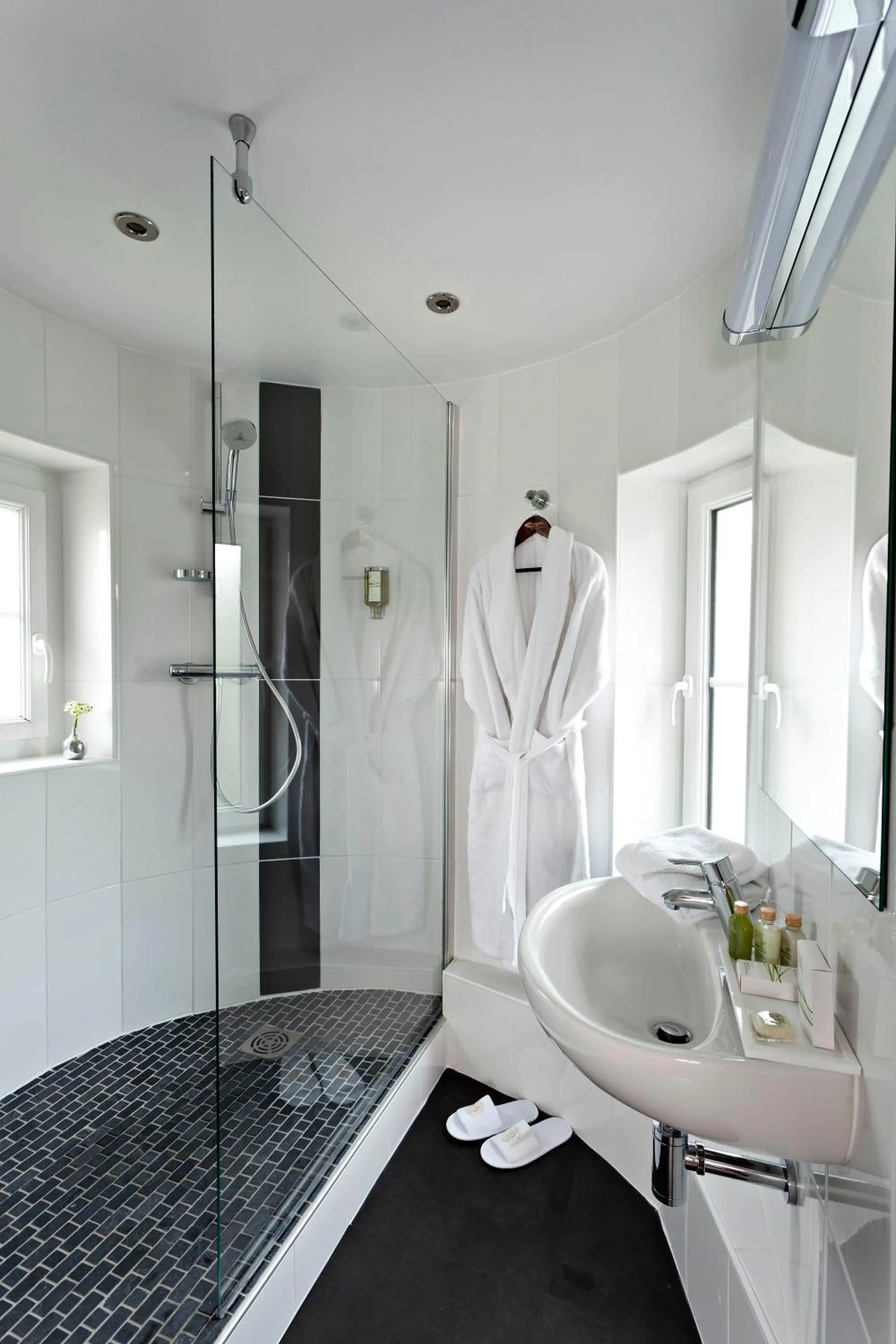 Shower in Hôtel Château Tilques