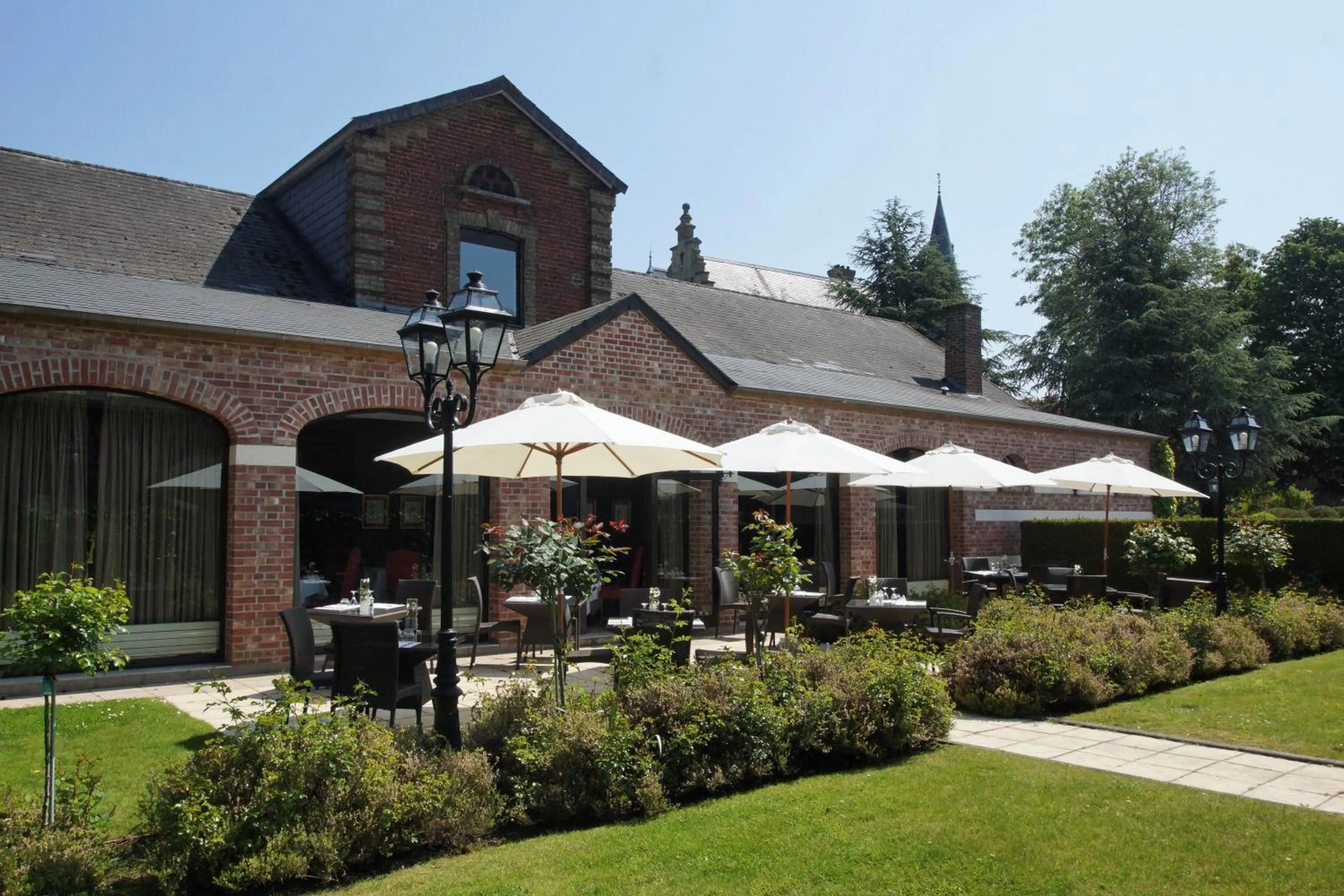 Facade/entrance in Hôtel Château Tilques