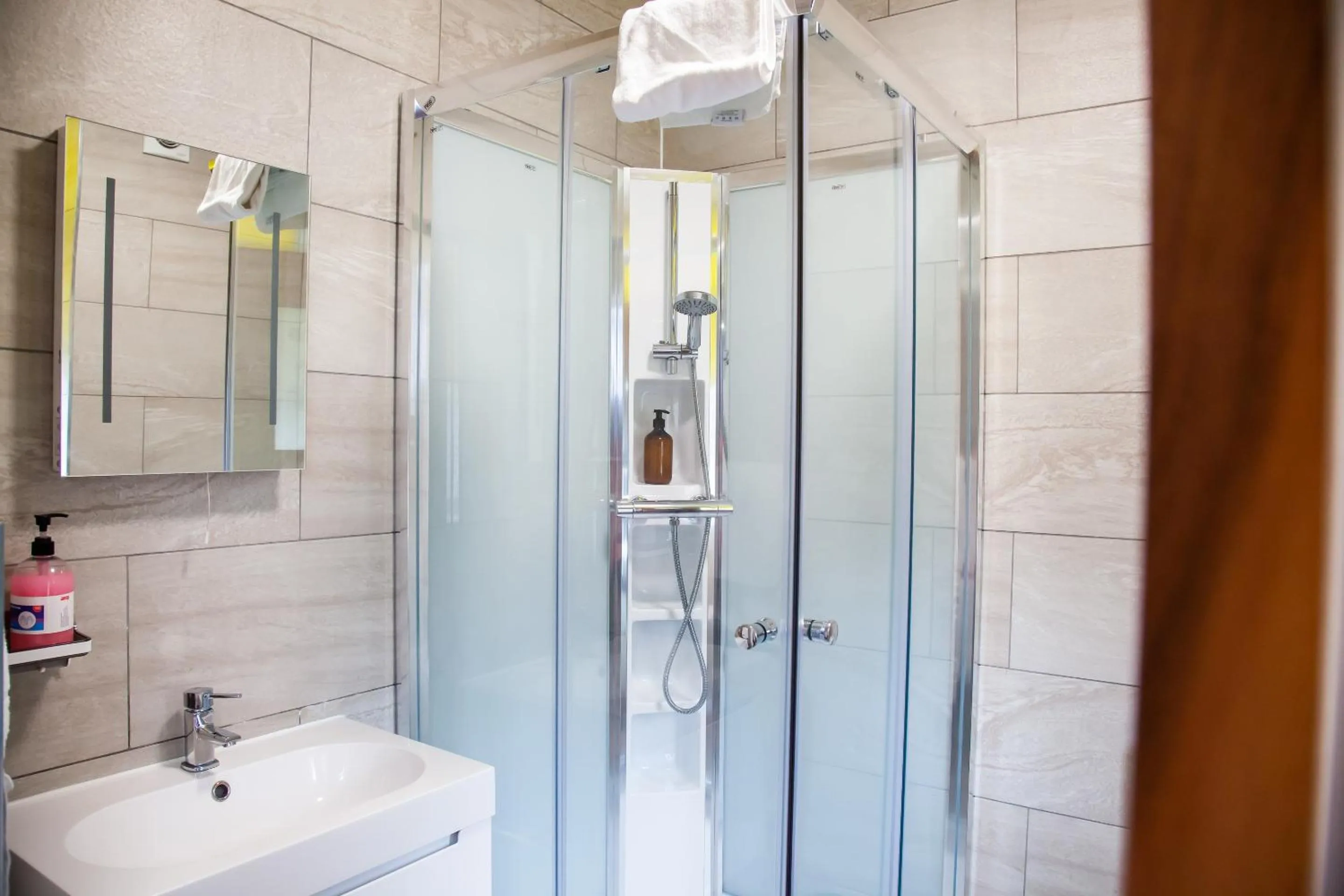 Bathroom in OYO The Arch, Wembly Stadium