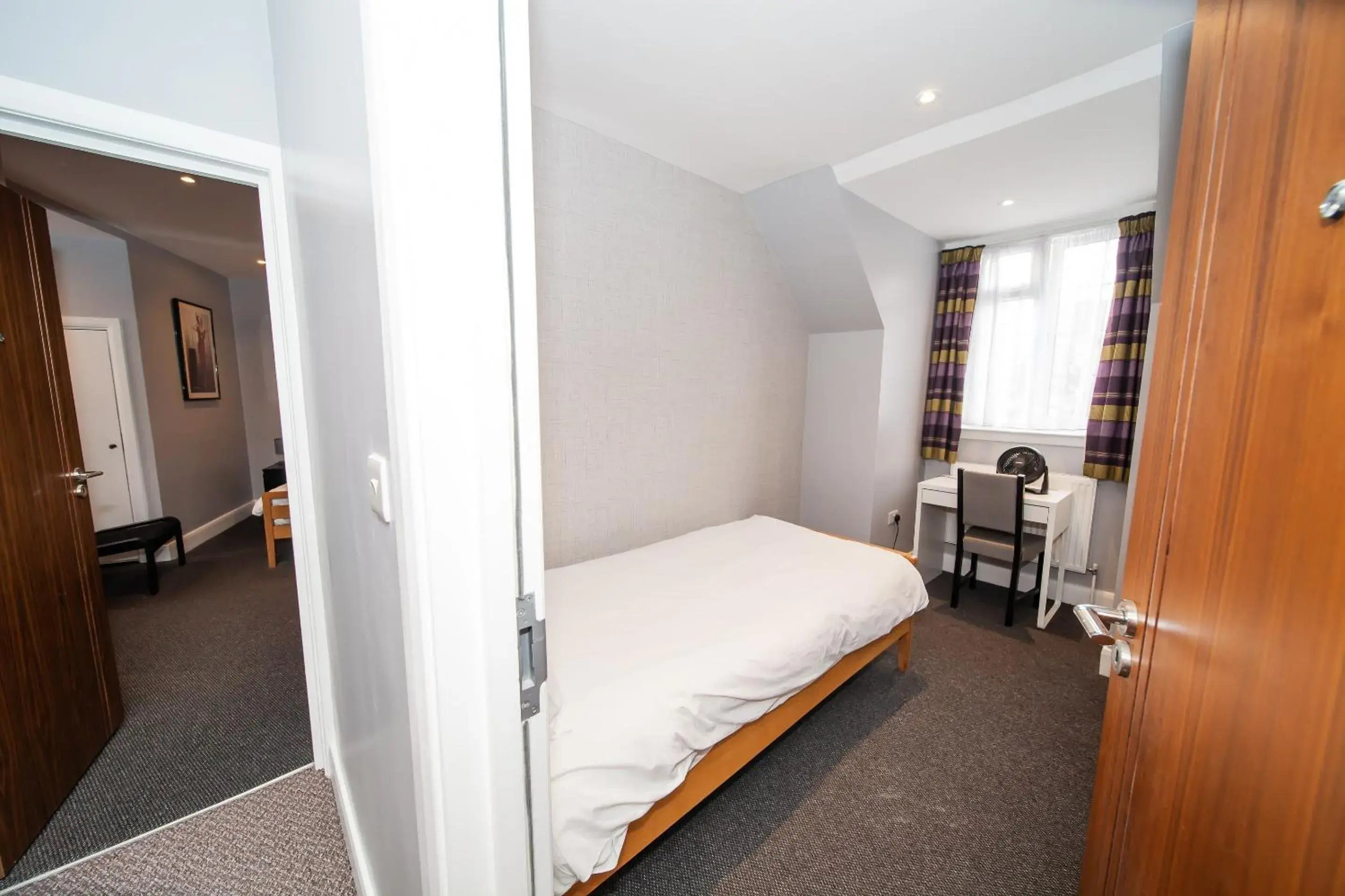 Deluxe Triple Room in OYO The Arch, Wembly Stadium Deluxe Triple Room in OYO The Arch, Wembly Stadium