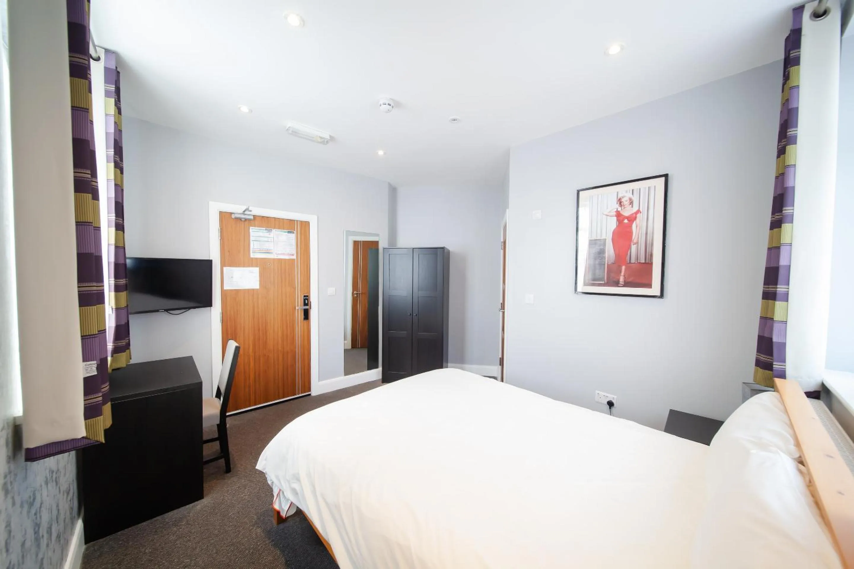 Bedroom, Bed in OYO The Arch, Wembly Stadium