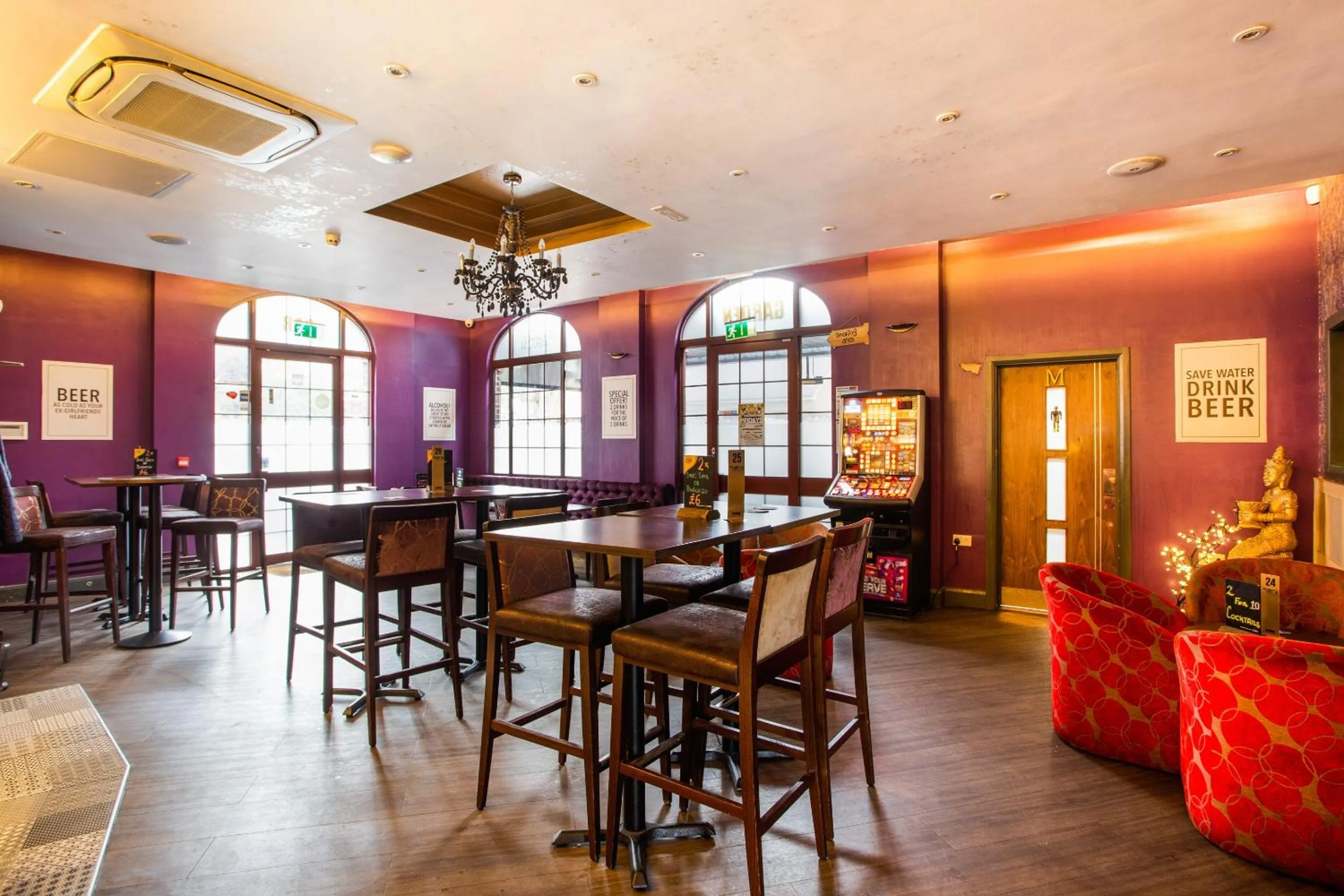 Restaurant/places to eat in OYO The Arch, Wembly Stadium