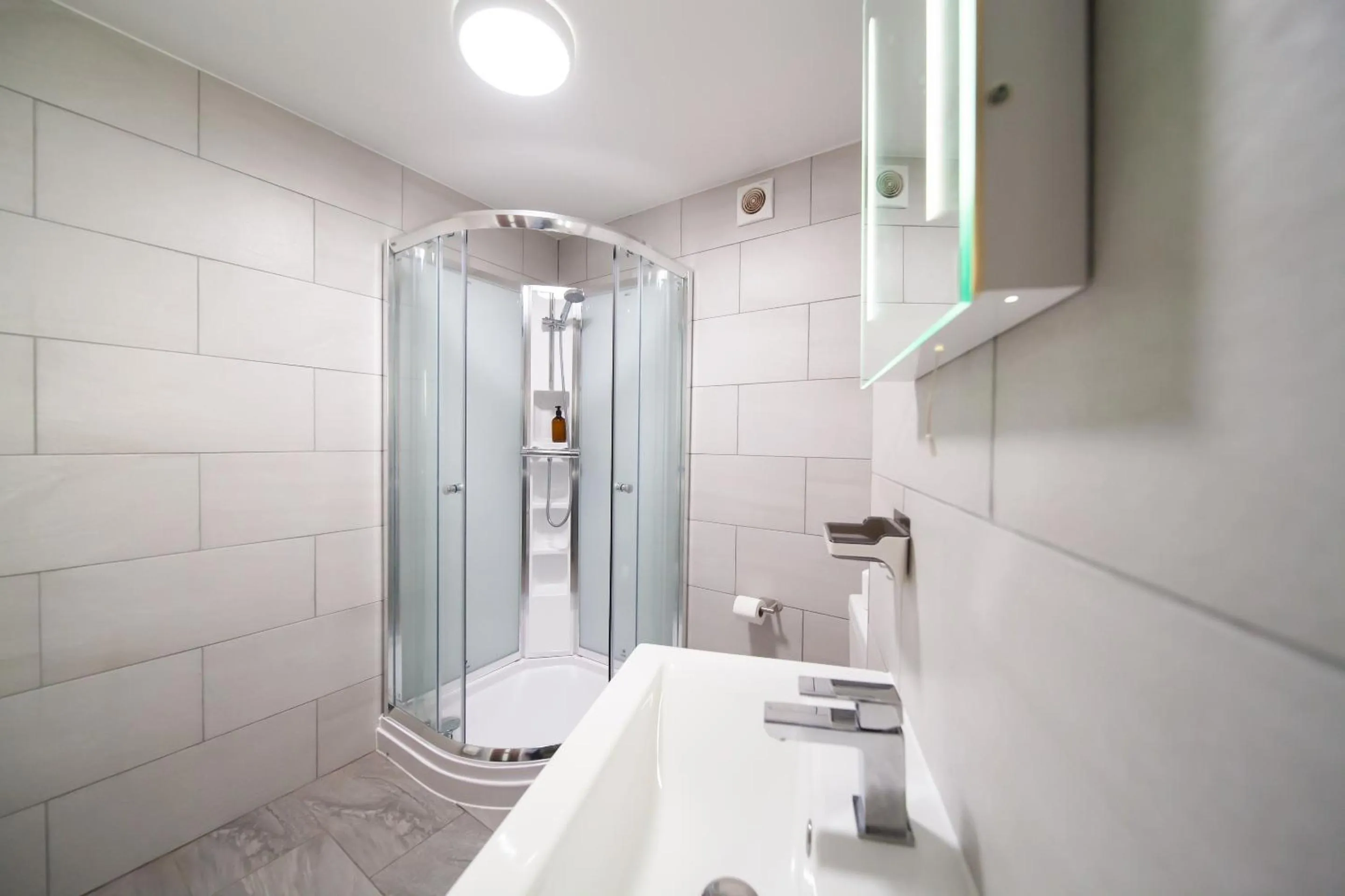 Bathroom in OYO The Arch, Wembly Stadium