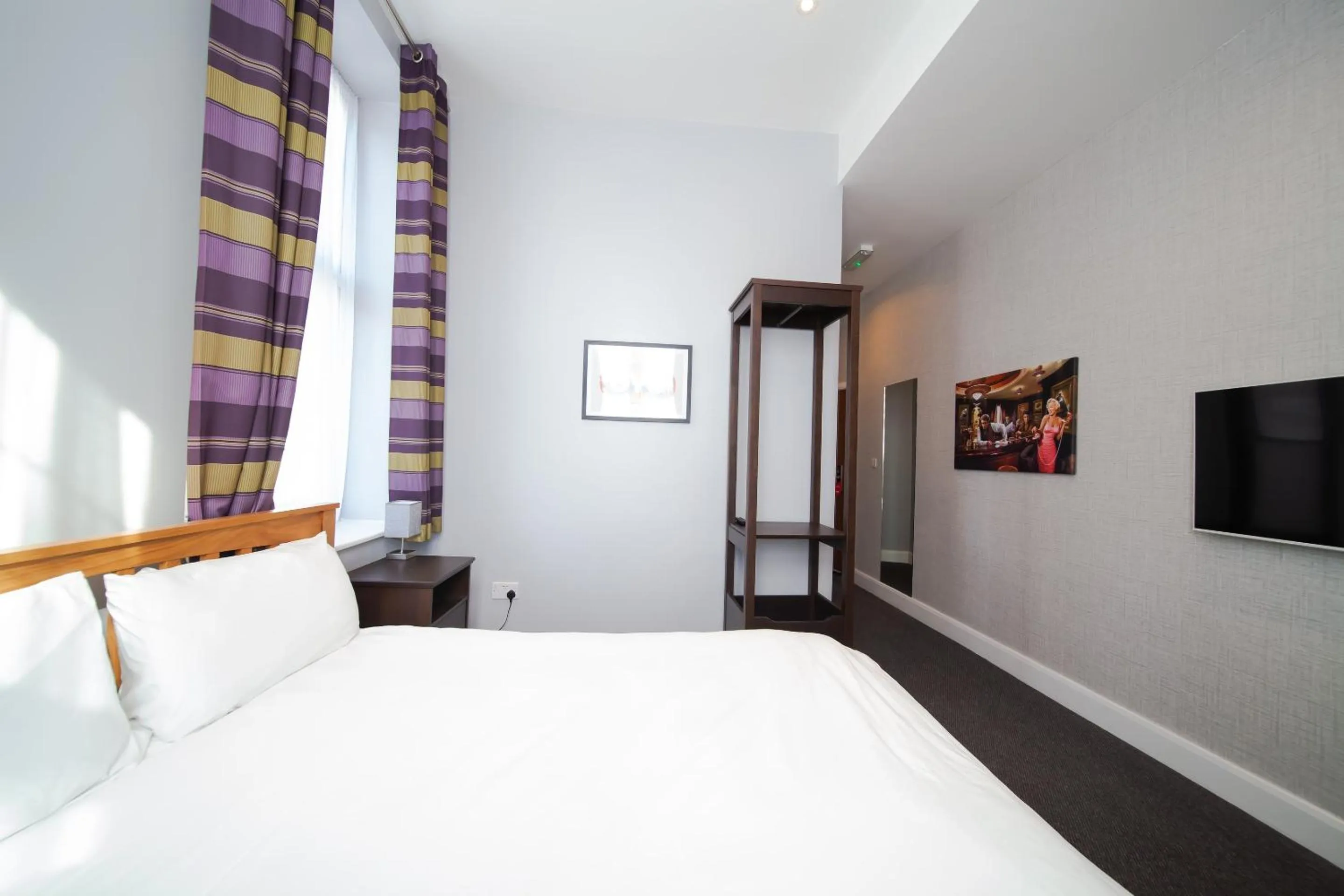 Bedroom, Bed in OYO The Arch, Wembly Stadium