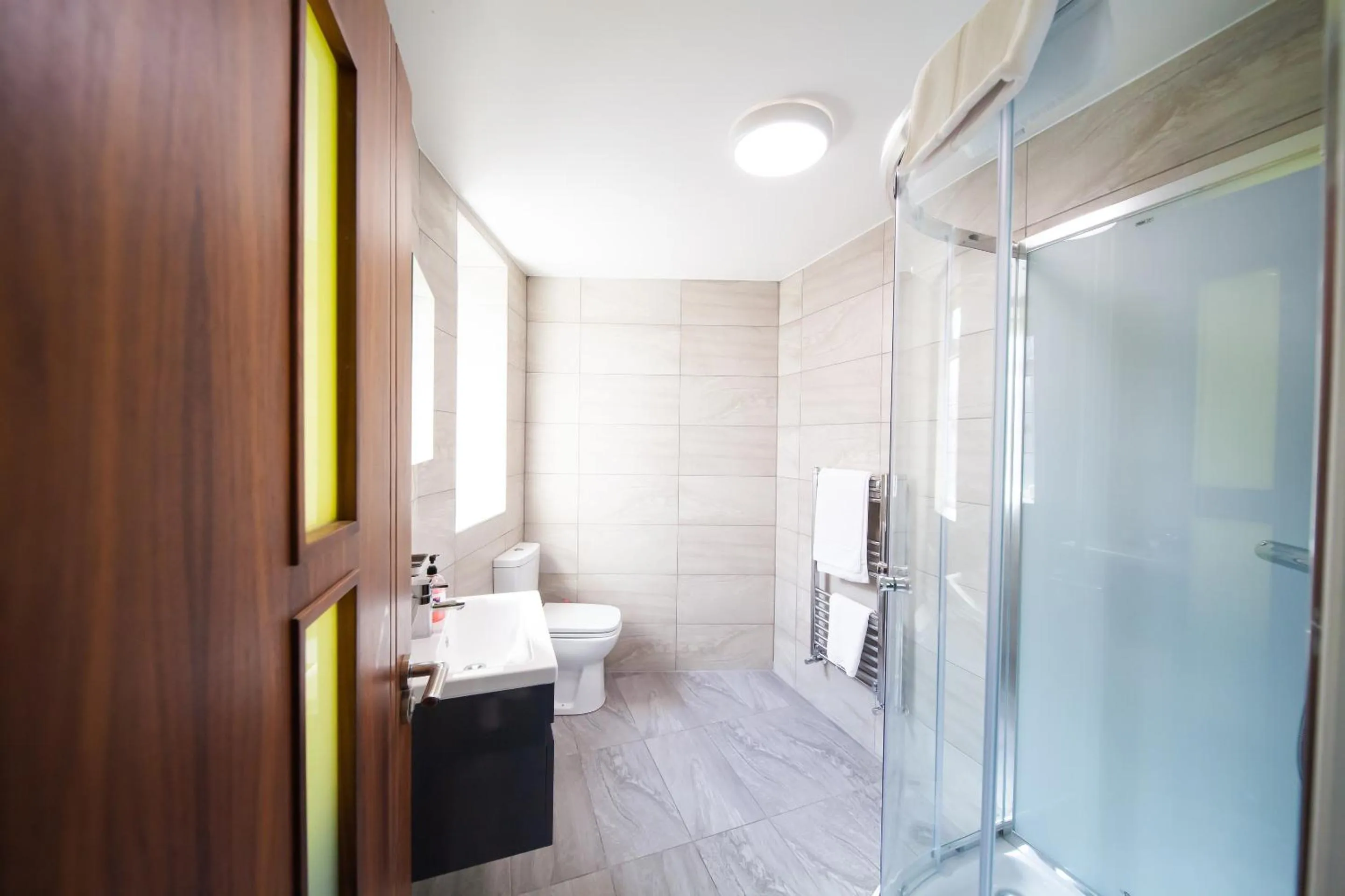 Bathroom in OYO The Arch, Wembly Stadium