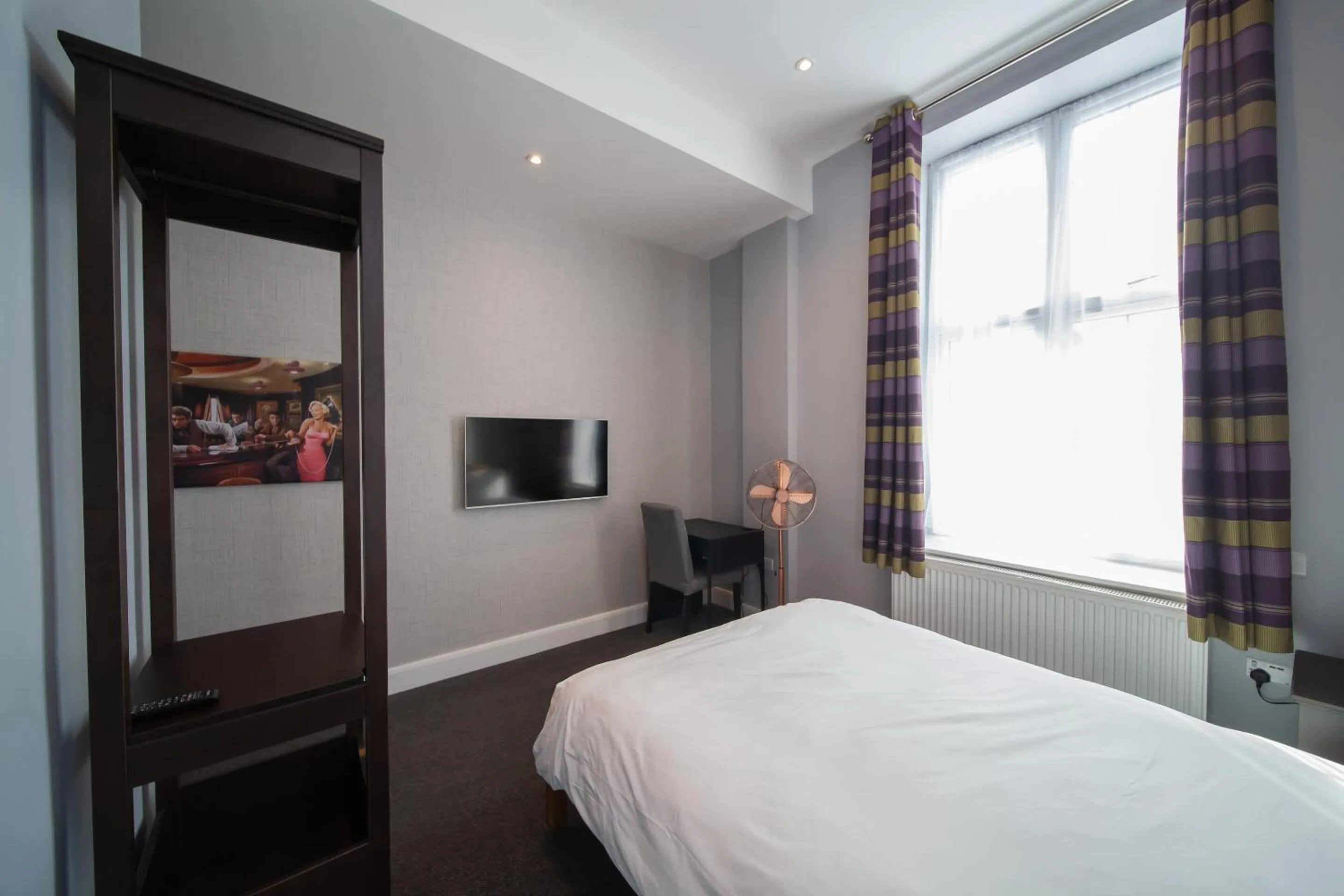 Bedroom, Bed in OYO The Arch, Wembly Stadium