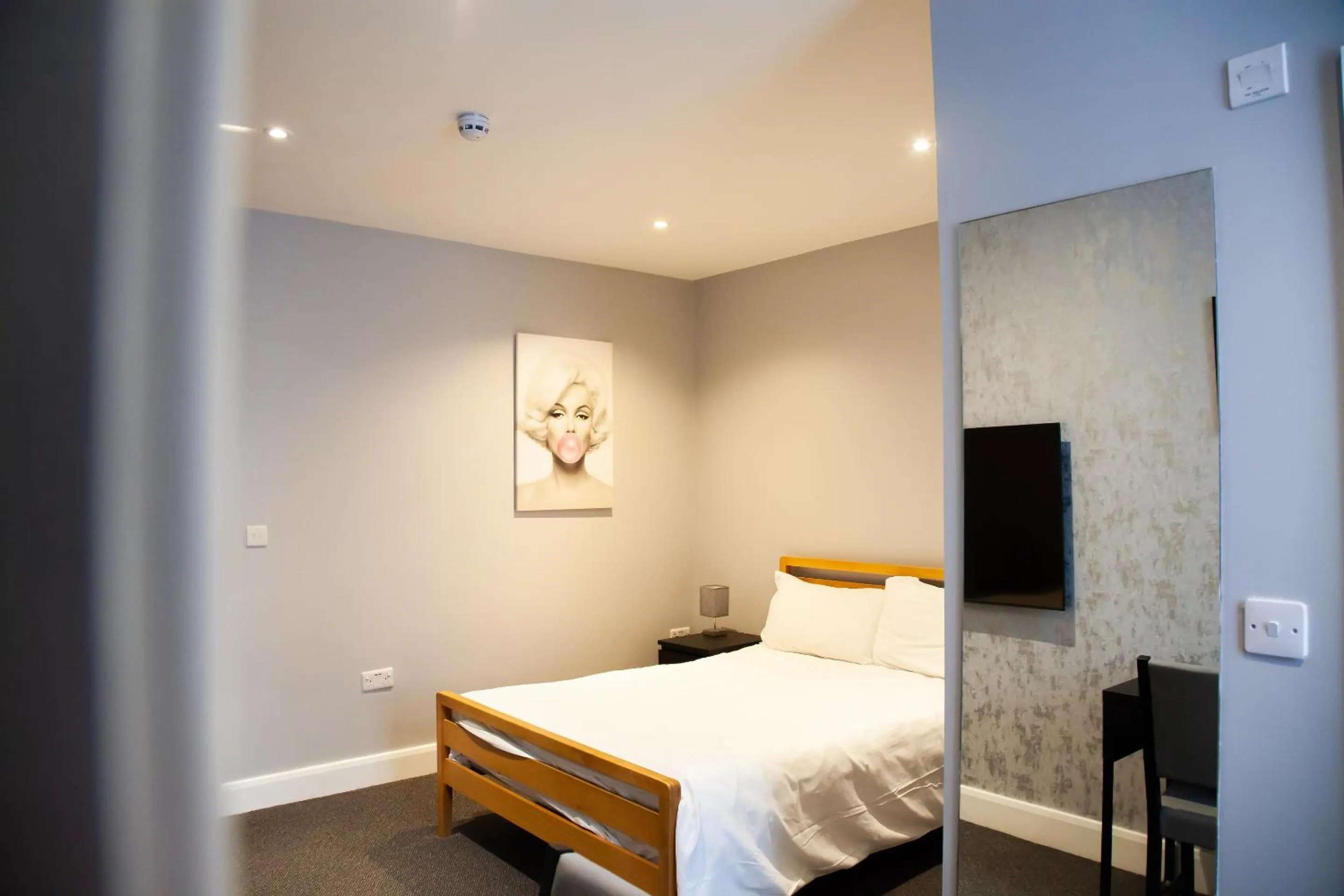 Bedroom, Bed in OYO The Arch, Wembly Stadium