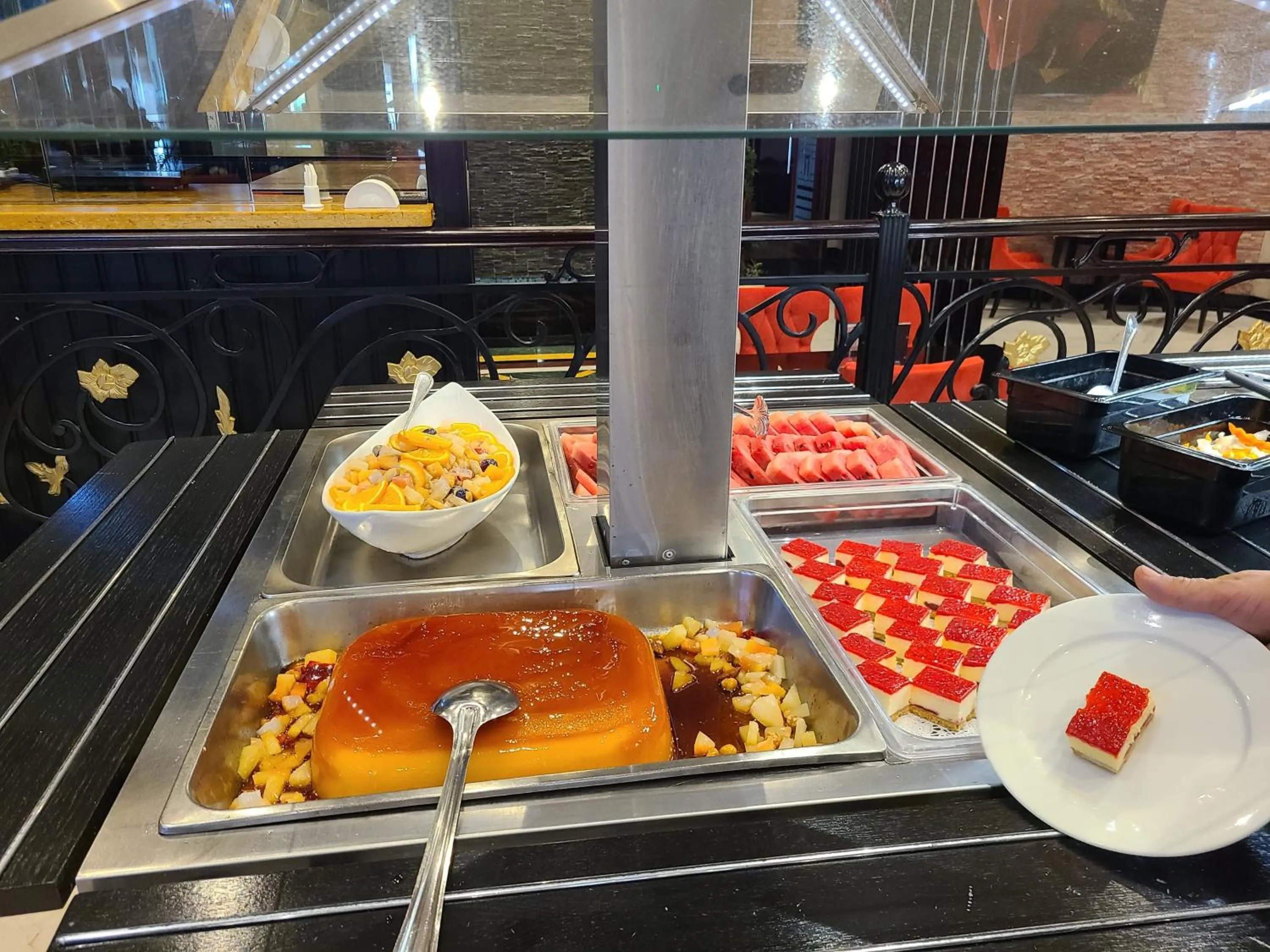 Restaurant/places to eat in Red Castle Hotel