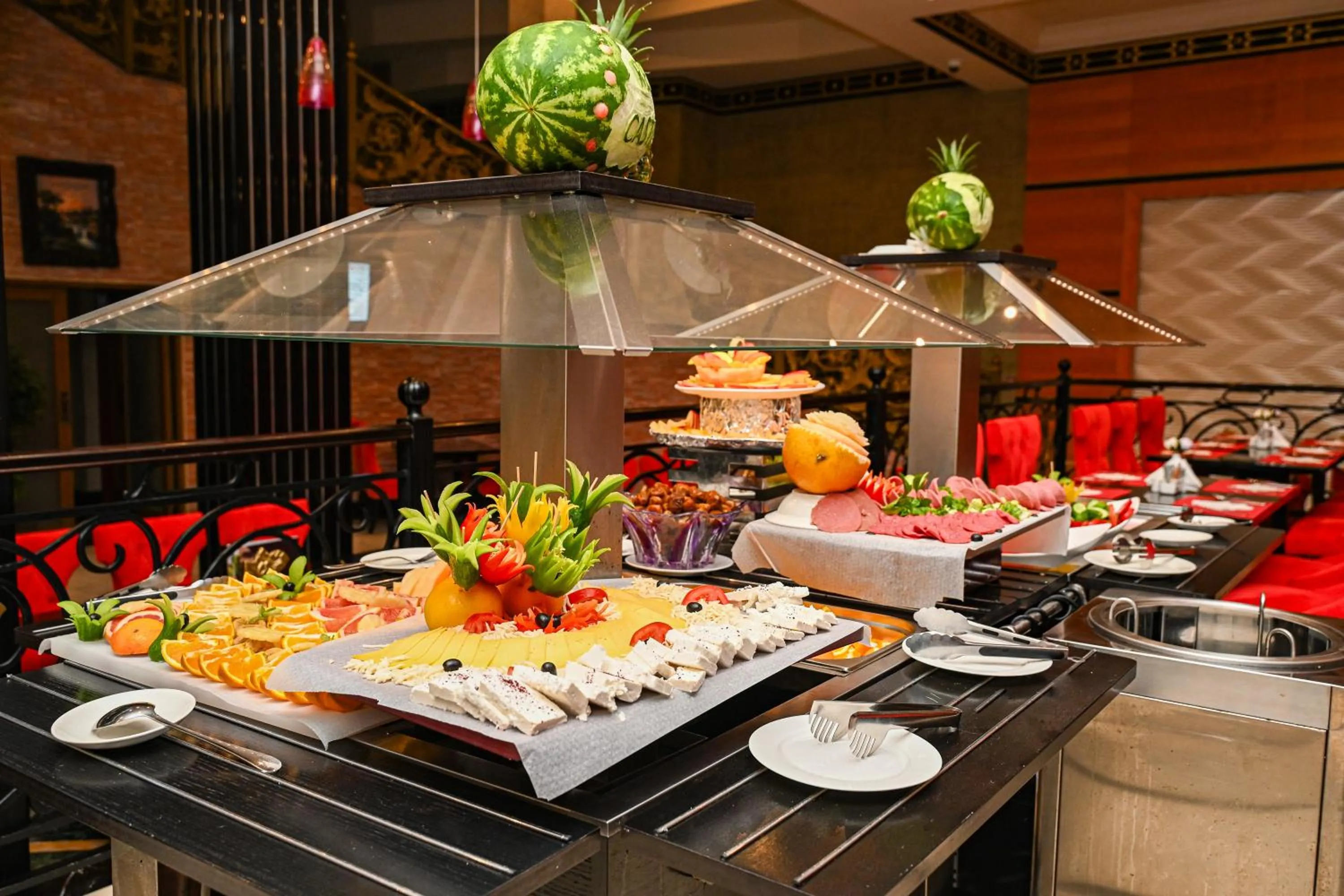 Restaurant/places to eat in Red Castle Hotel