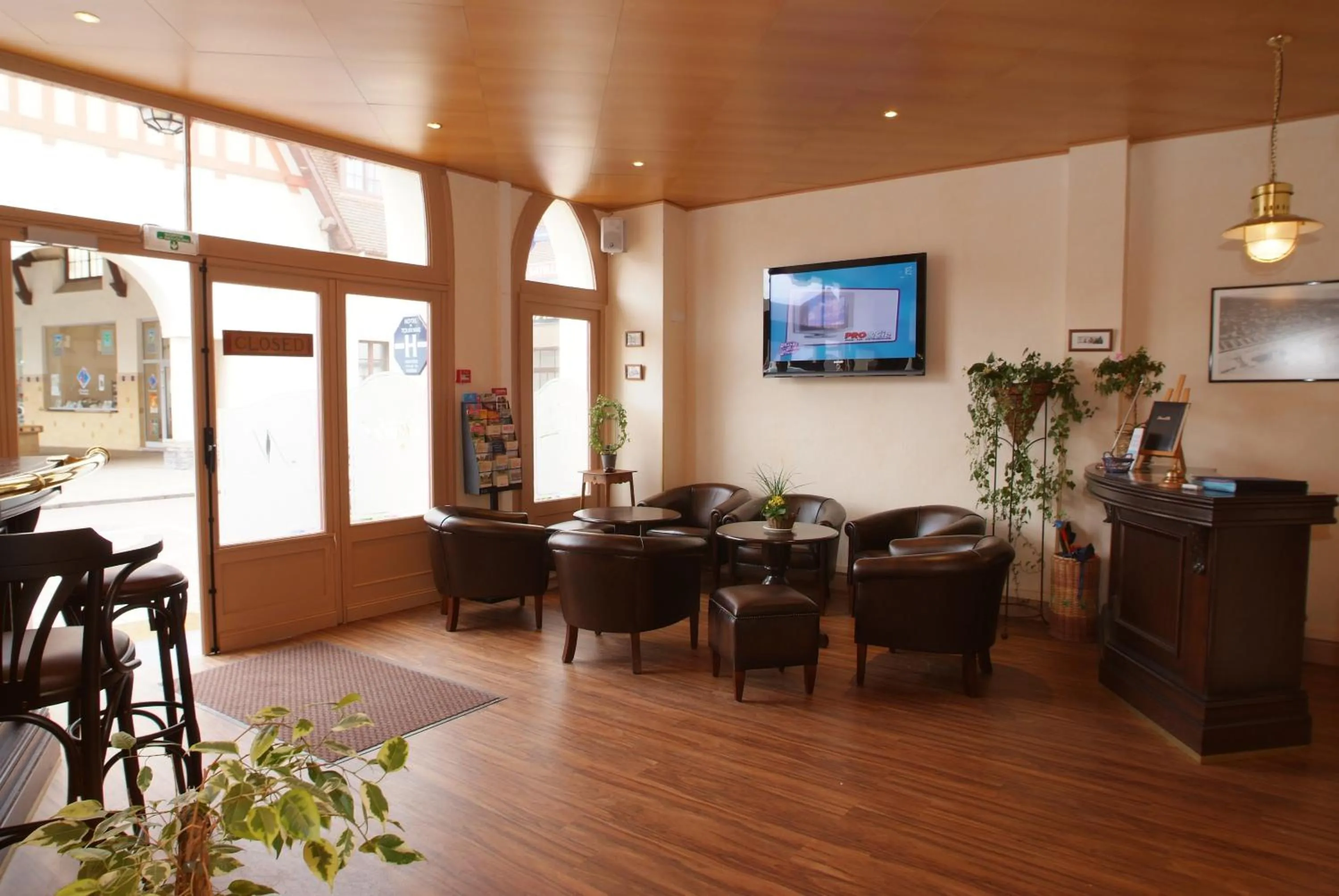 Lobby or reception in Hôtel Le Caddy