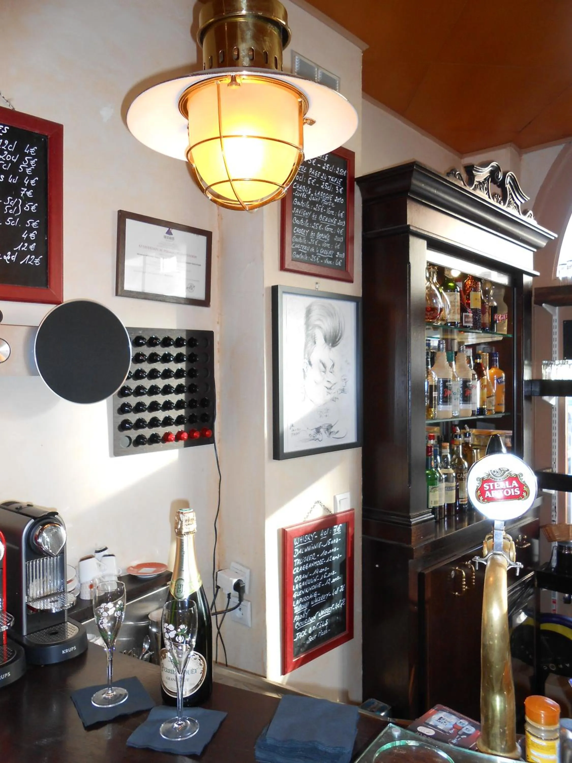 Lounge or bar in Hôtel Le Caddy