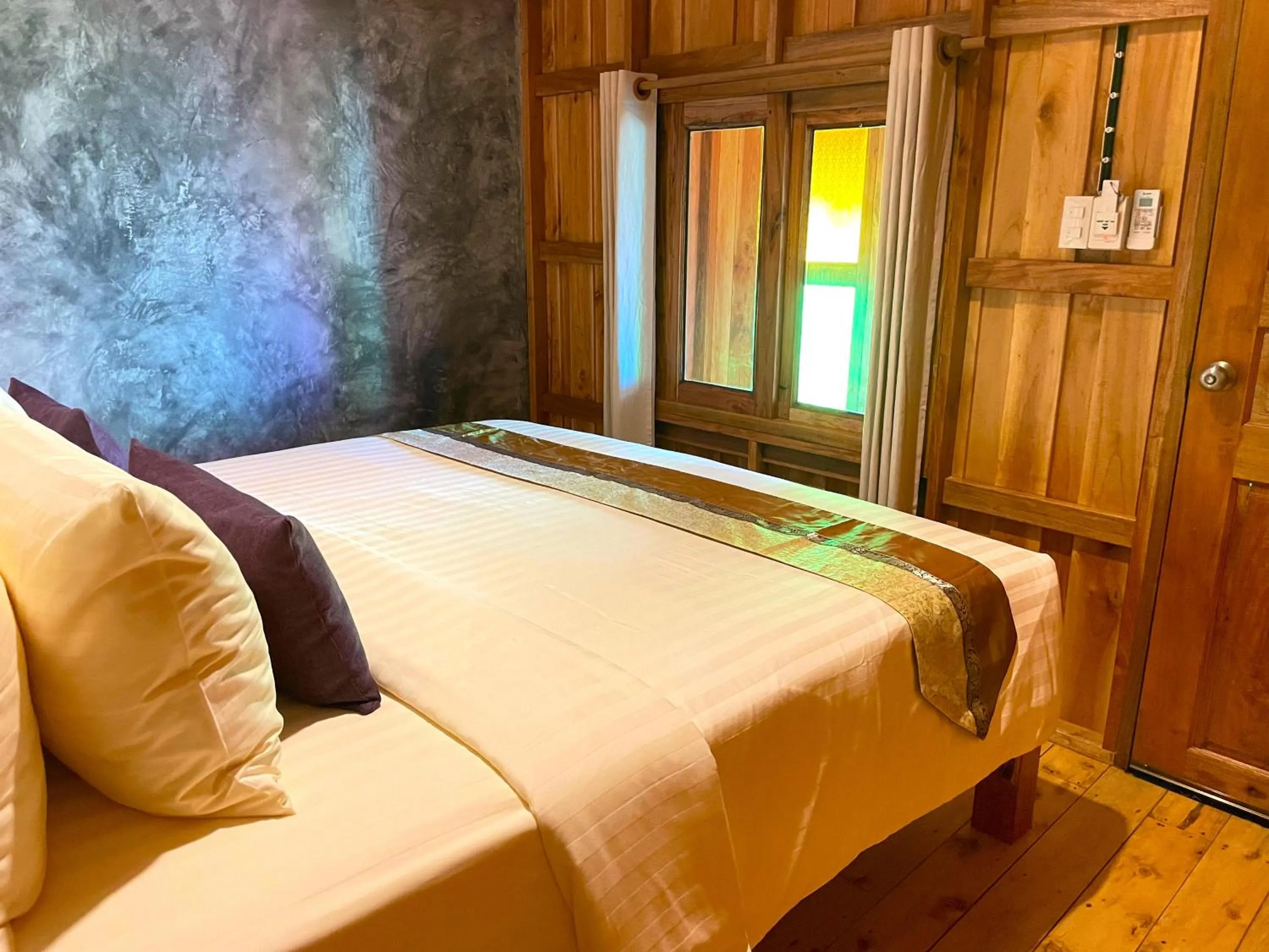 Bed in Phi Phi Phu Chalet Resort