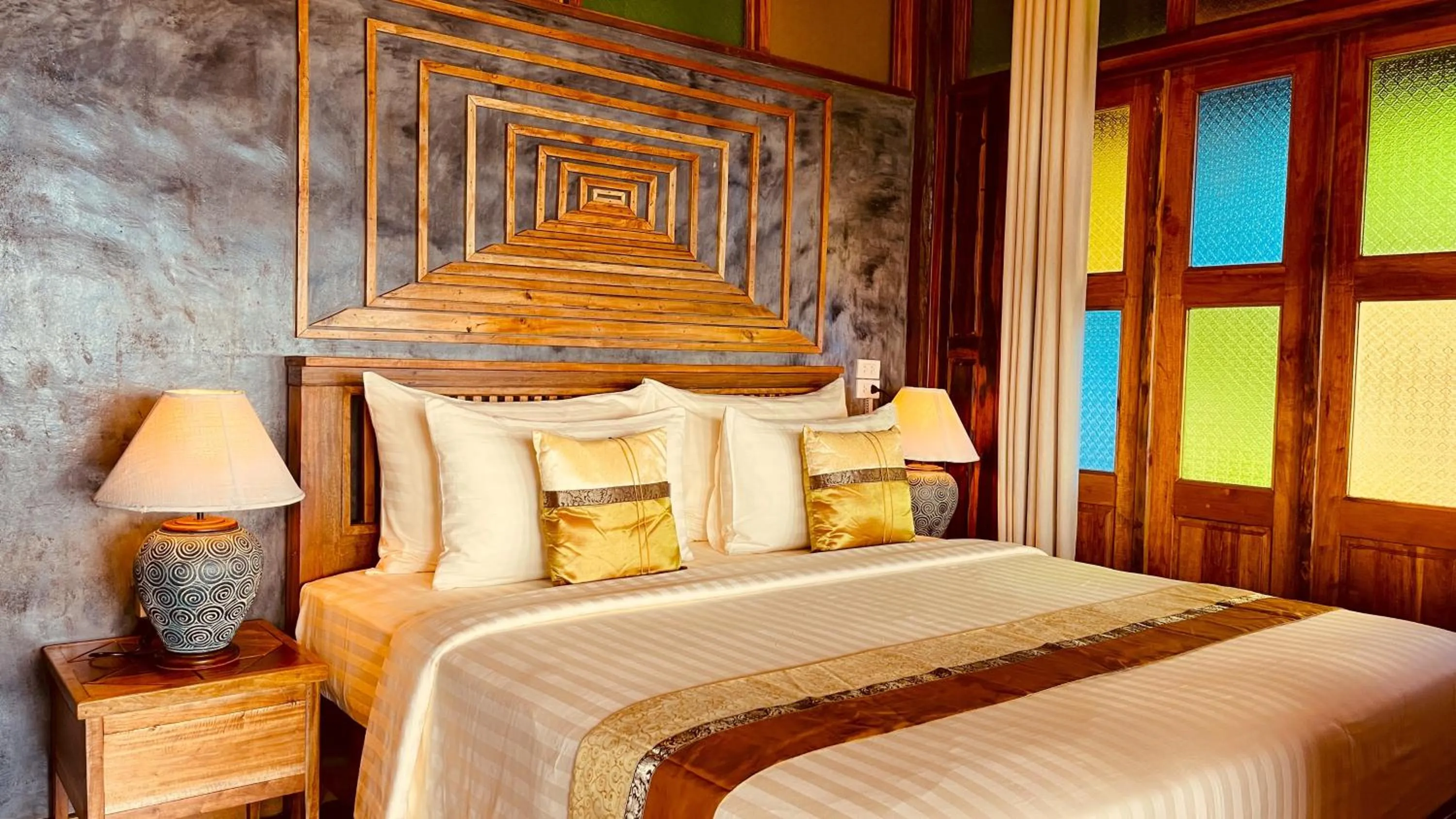 Bed in Phi Phi Phu Chalet Resort