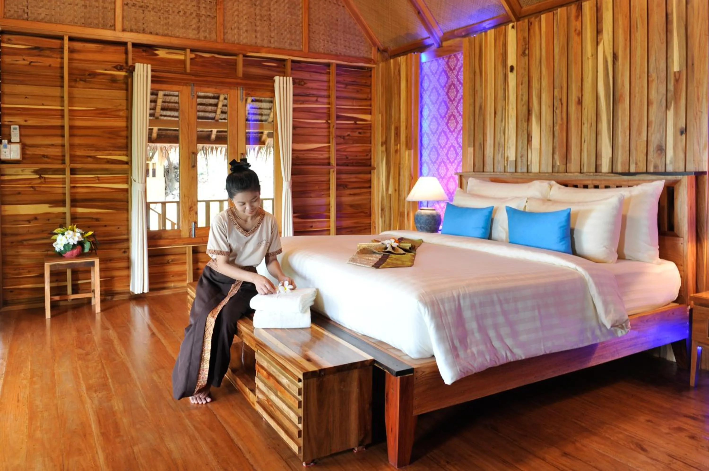 Bed in Phi Phi Phu Chalet Resort