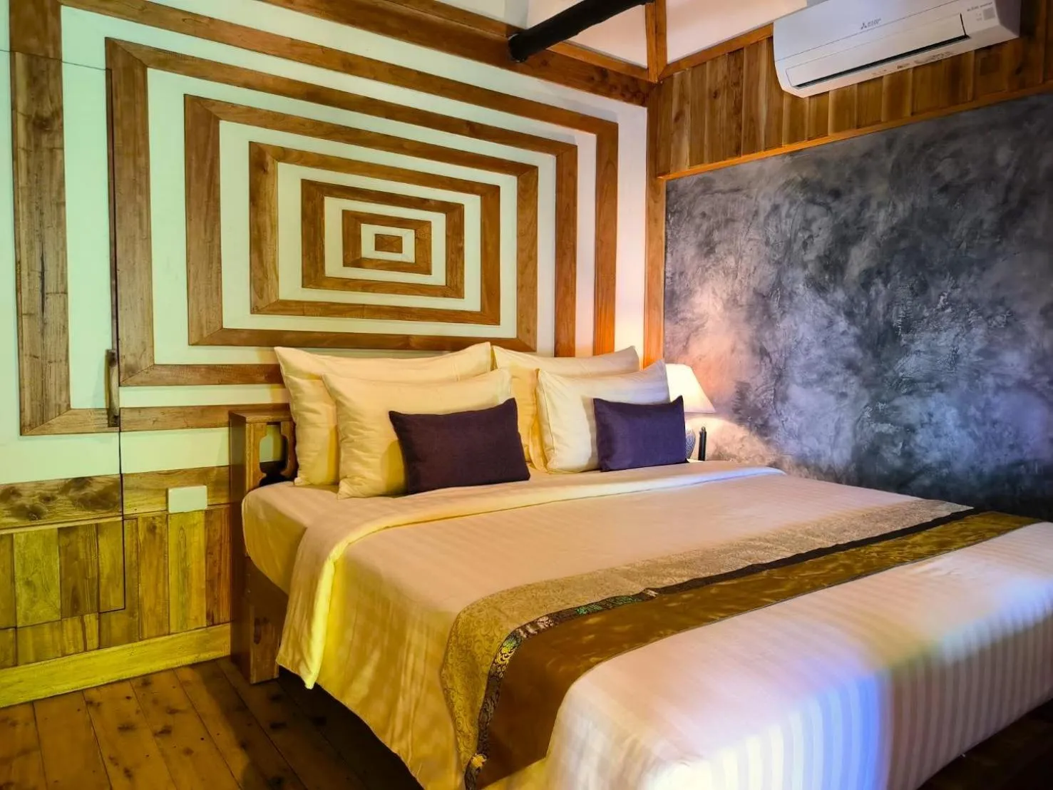 Bed in Phi Phi Phu Chalet Resort