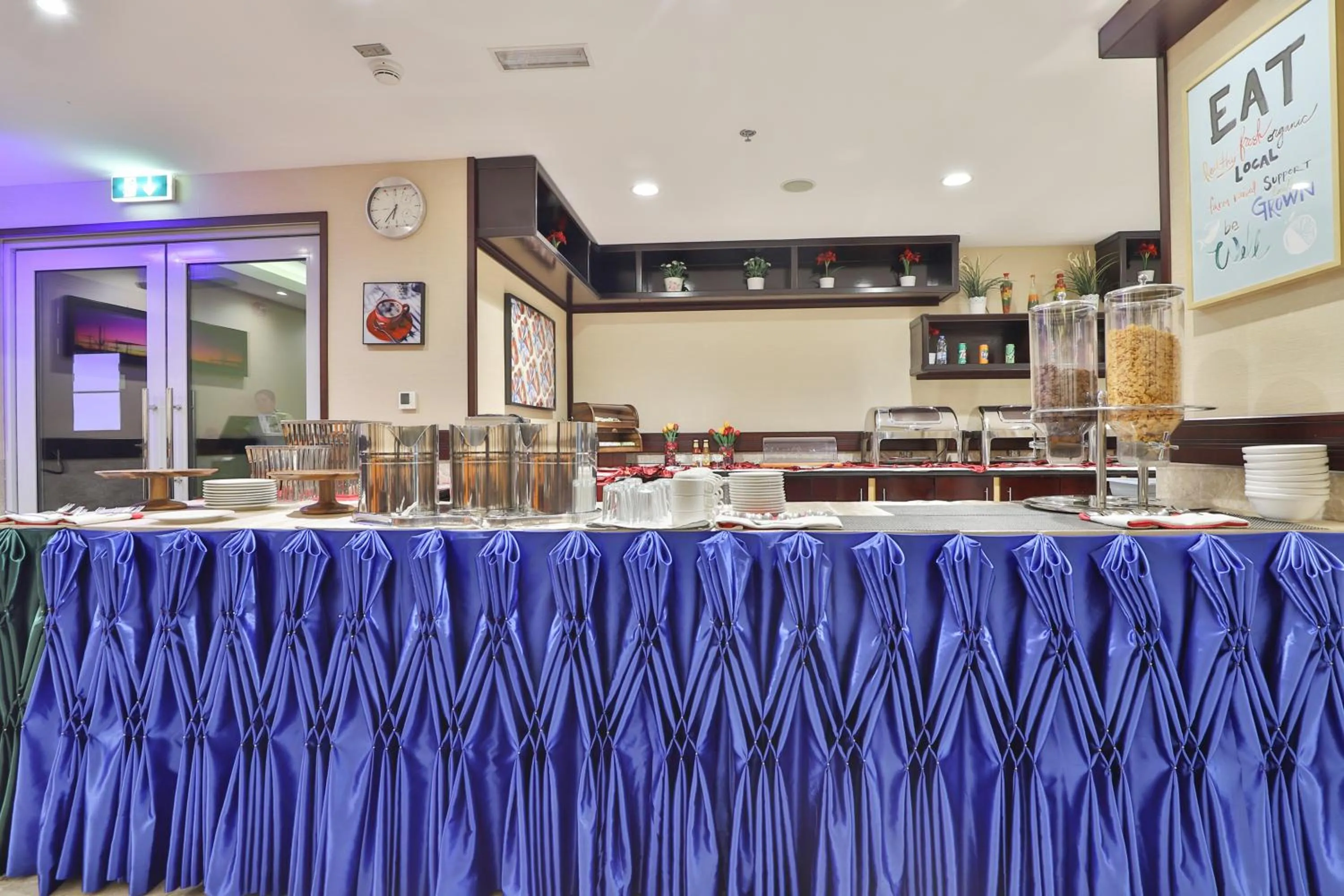 Restaurant/places to eat in Telal Hotel Apartments