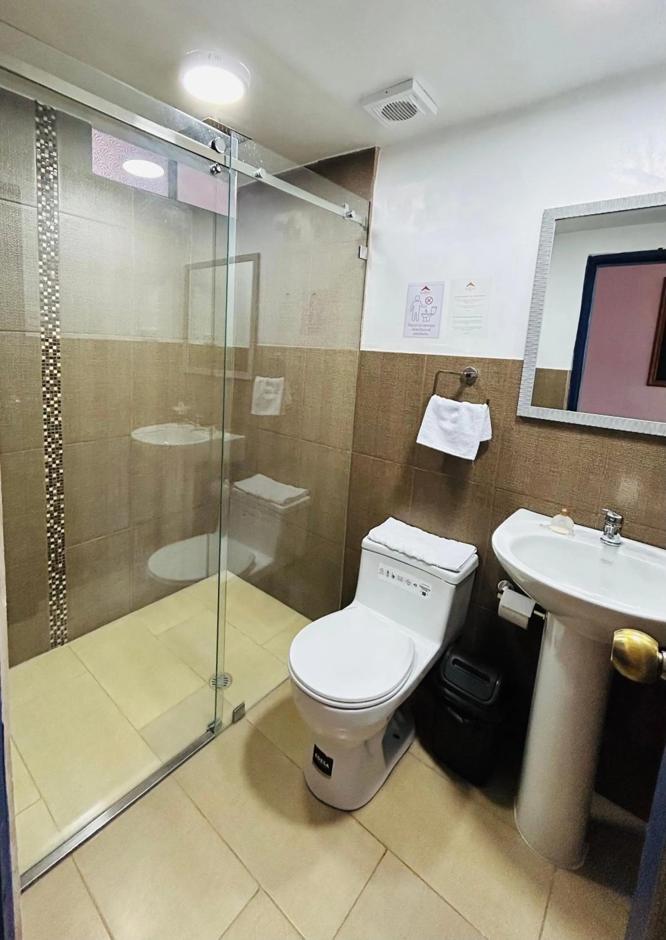 Shower in Hotel Montecarlo