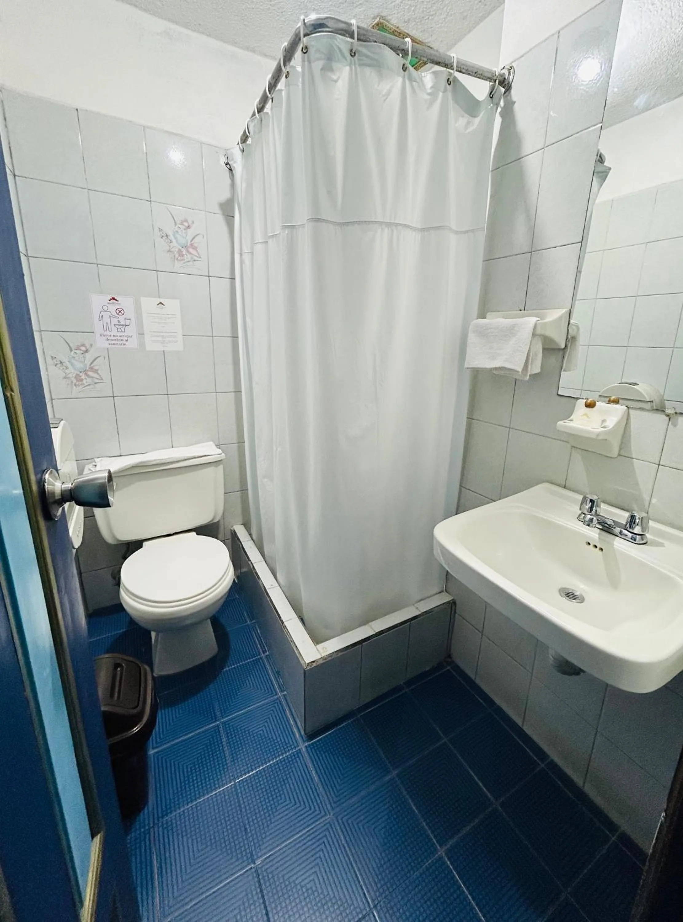 Shower in Hotel Montecarlo