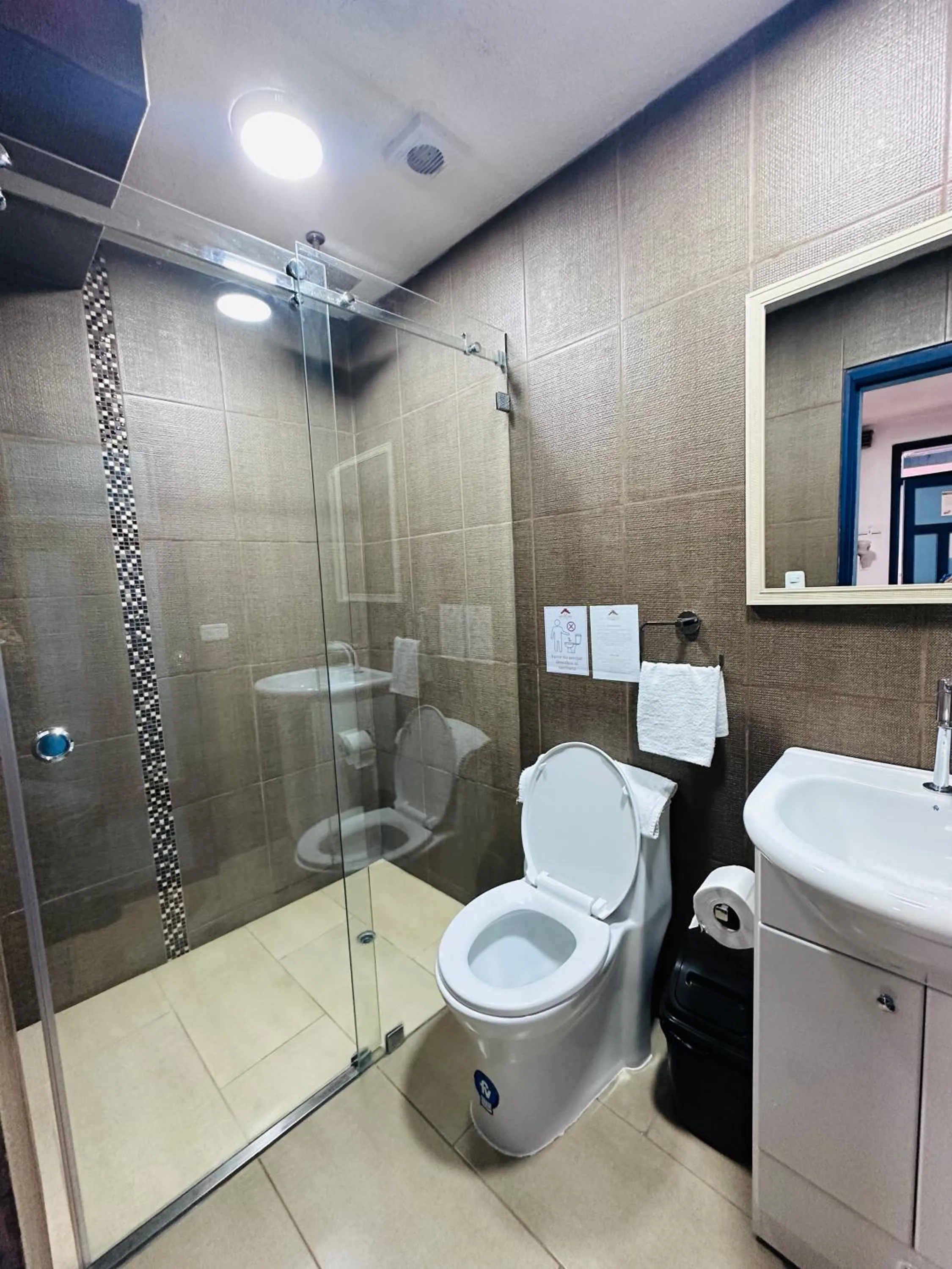 Shower in Hotel Montecarlo