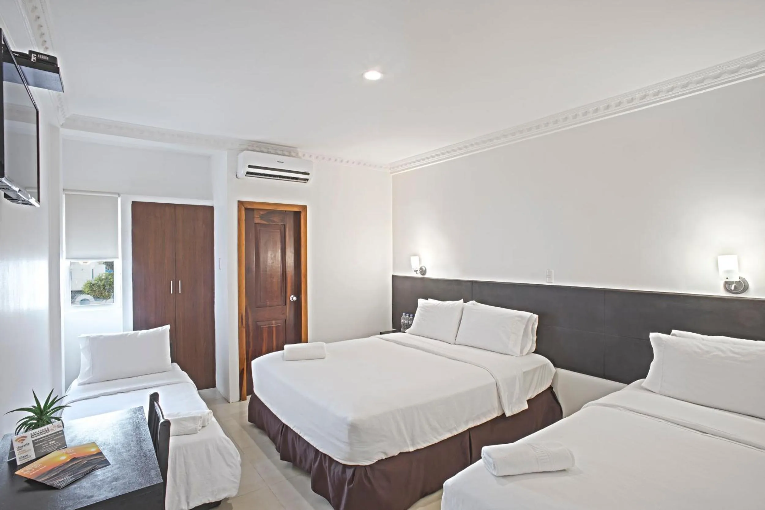 Shower, Bed in Hotel La Ría Playas