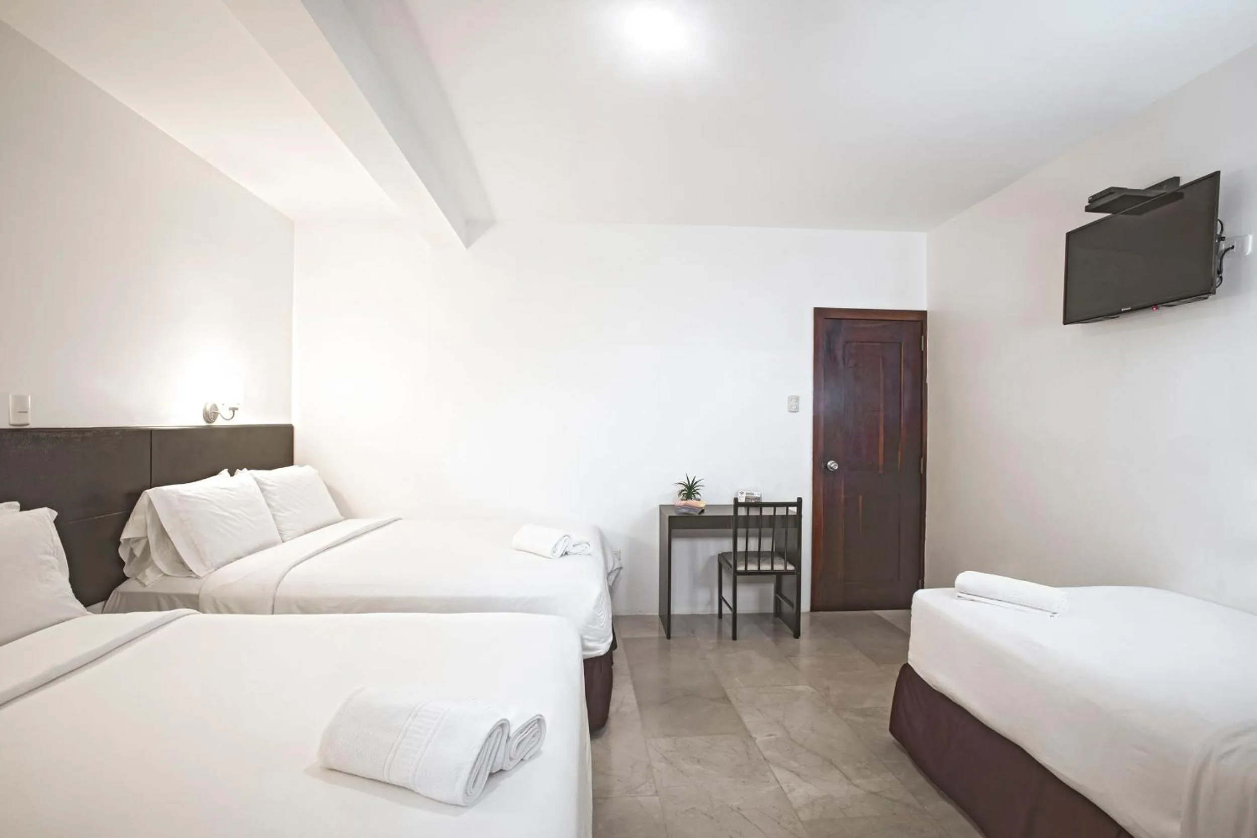 Shower, Bed in Hotel La Ría Playas