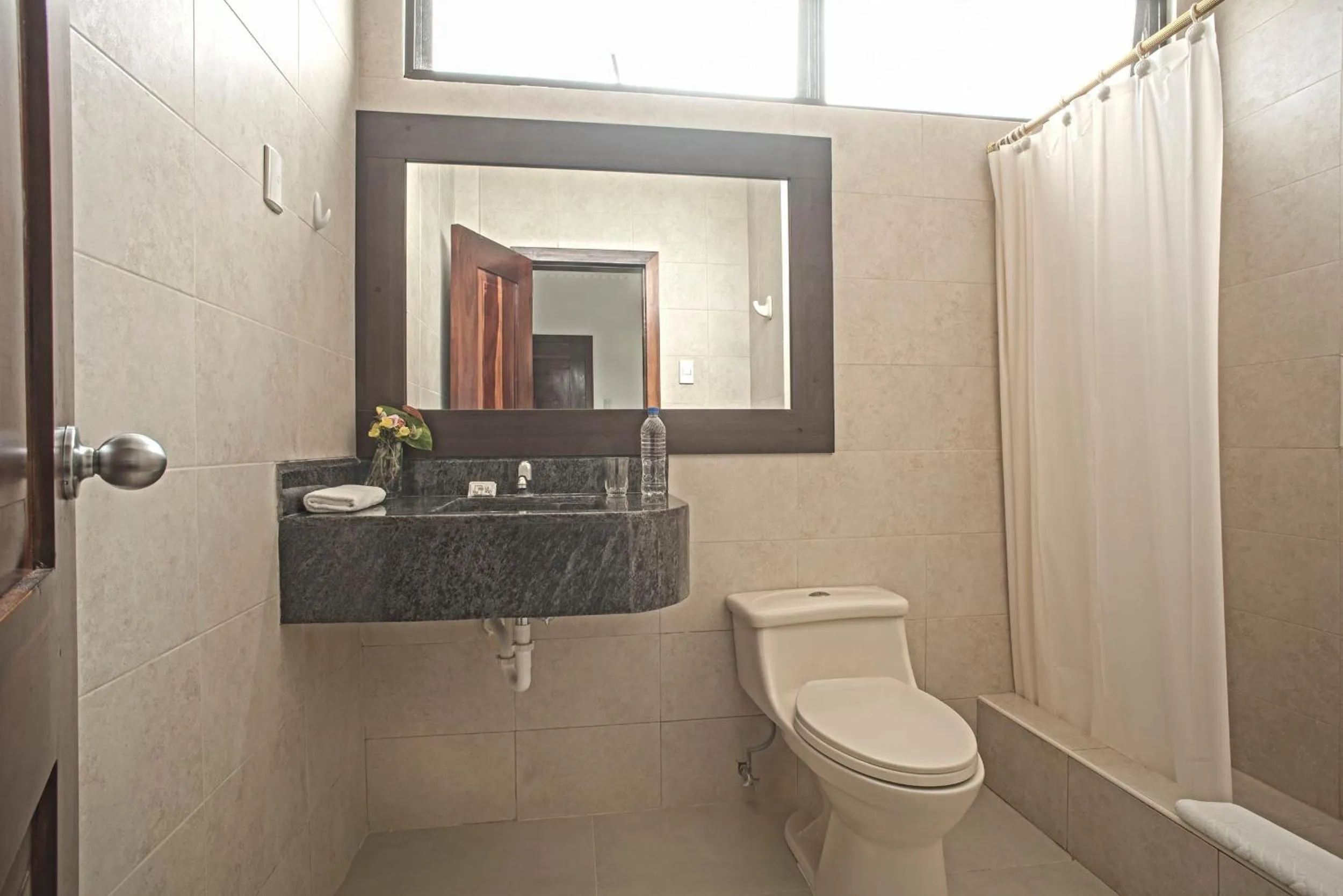 Shower in Hotel La Ría Playas