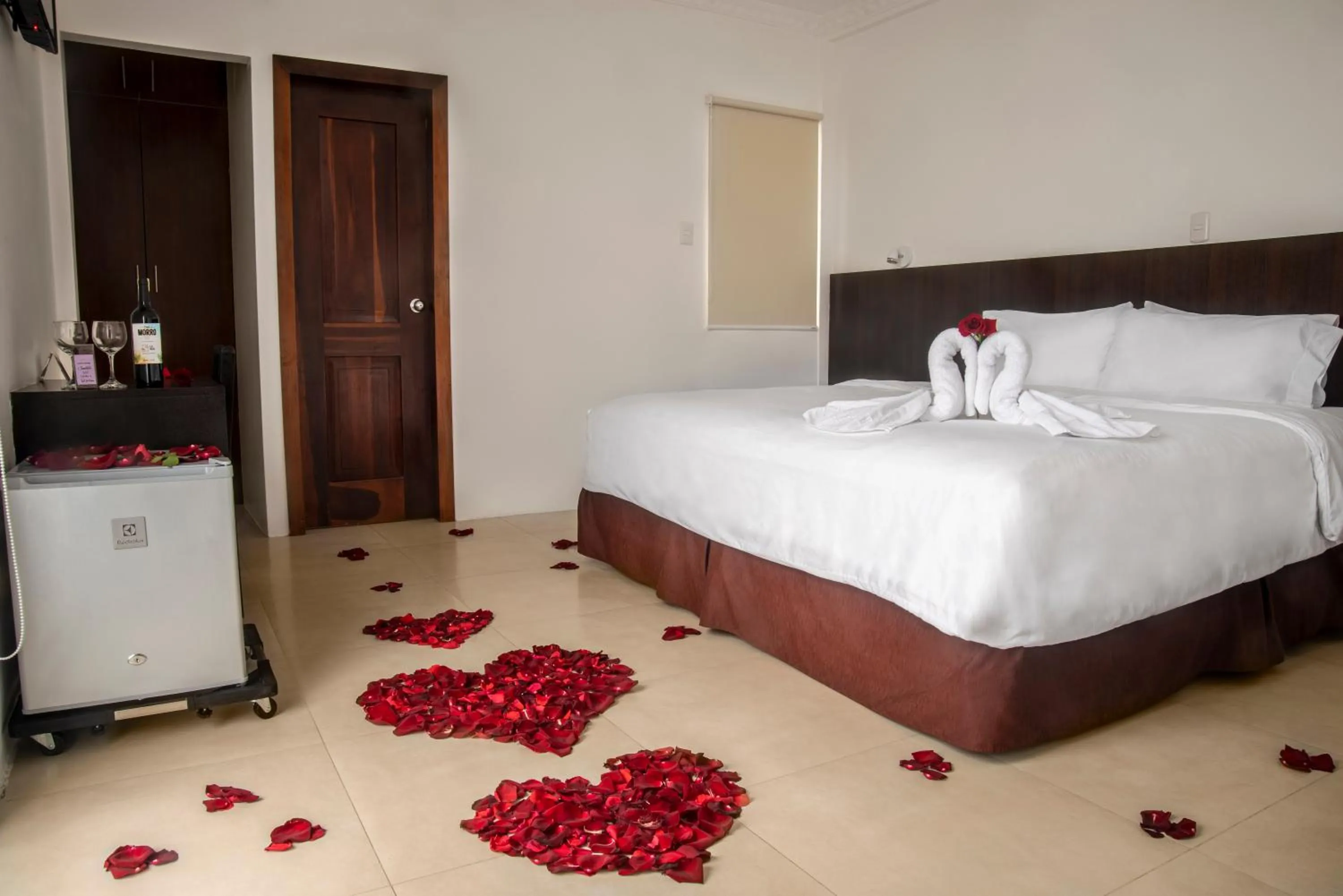 Shower, Bed in Hotel La Ría Playas