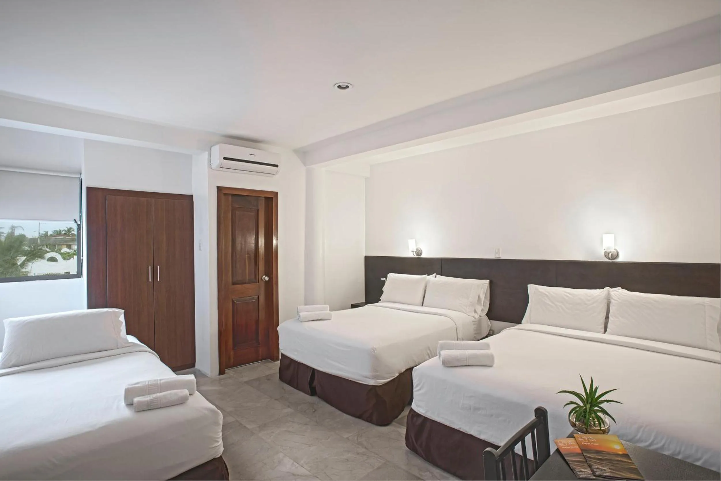 Shower, Bed in Hotel La Ría Playas