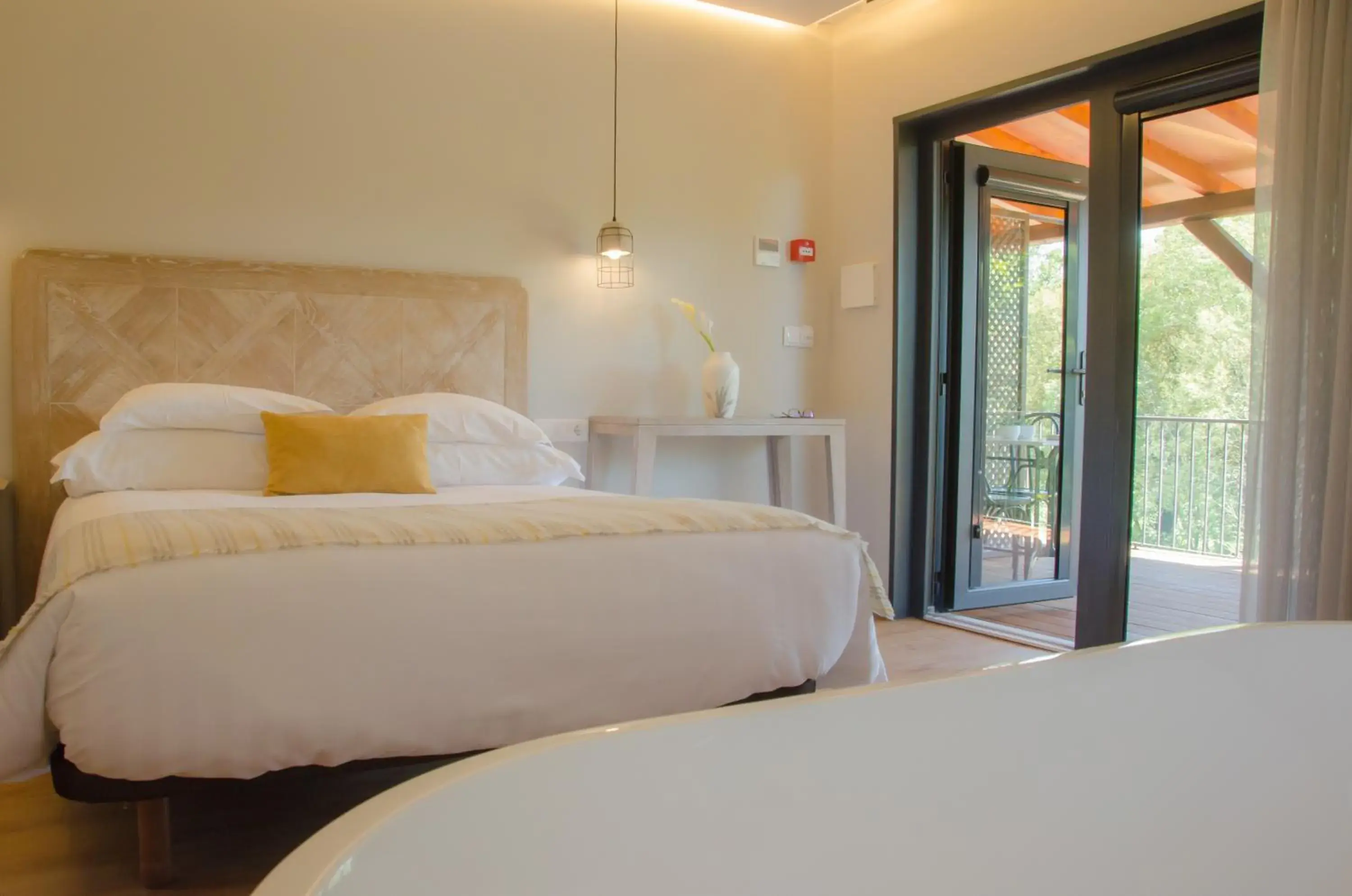 Deluxe Double Room with Balcony in Quinta do Caminho, AL Deluxe Double Room with Balcony in Quinta do Caminho, AL