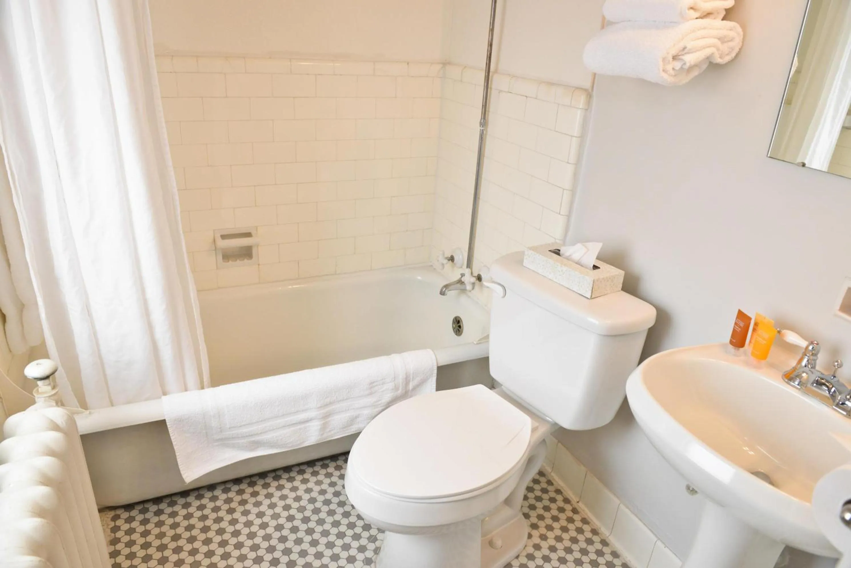 Bathroom in Penn Wells Hotel