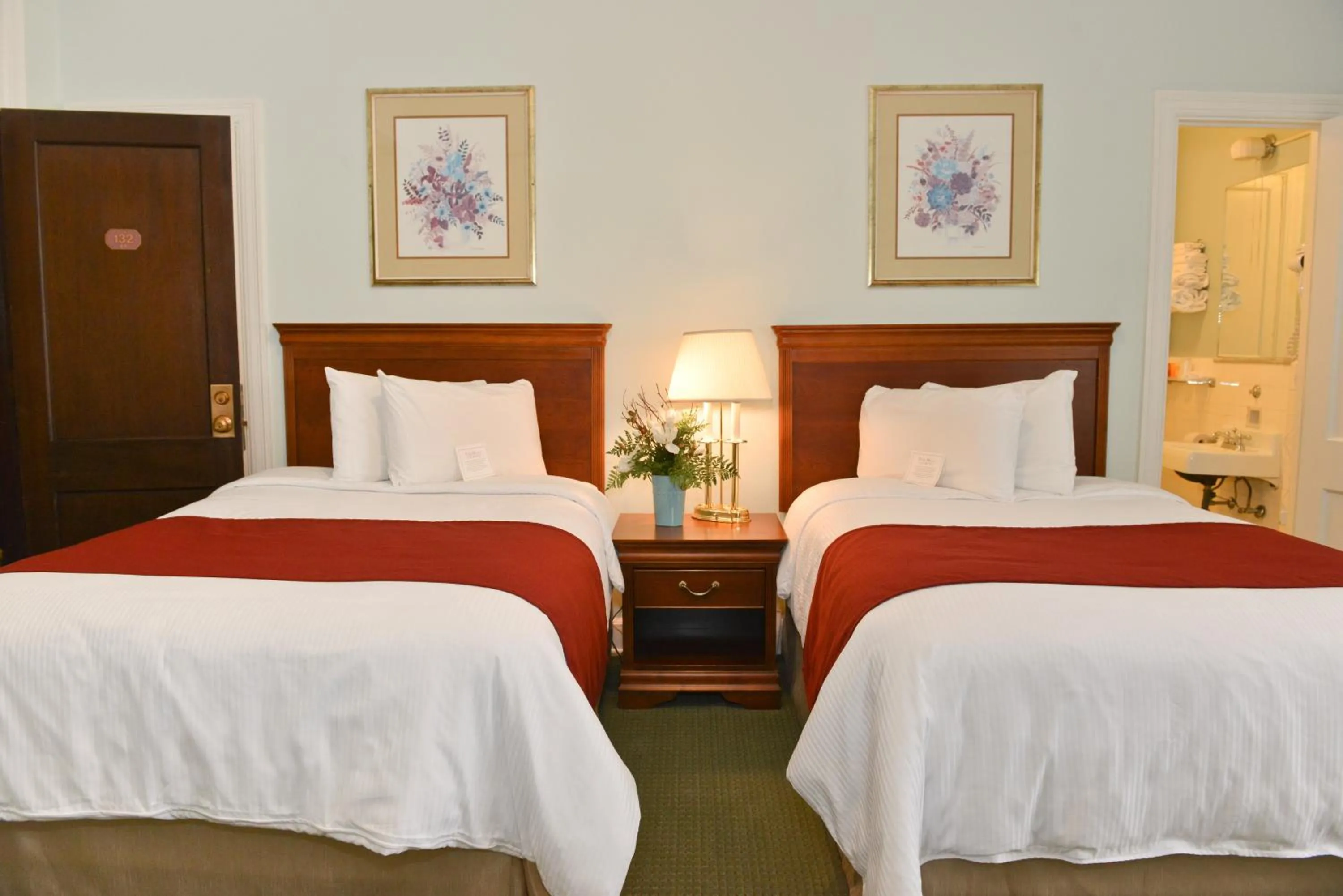 Bedroom, Bed in Penn Wells Hotel