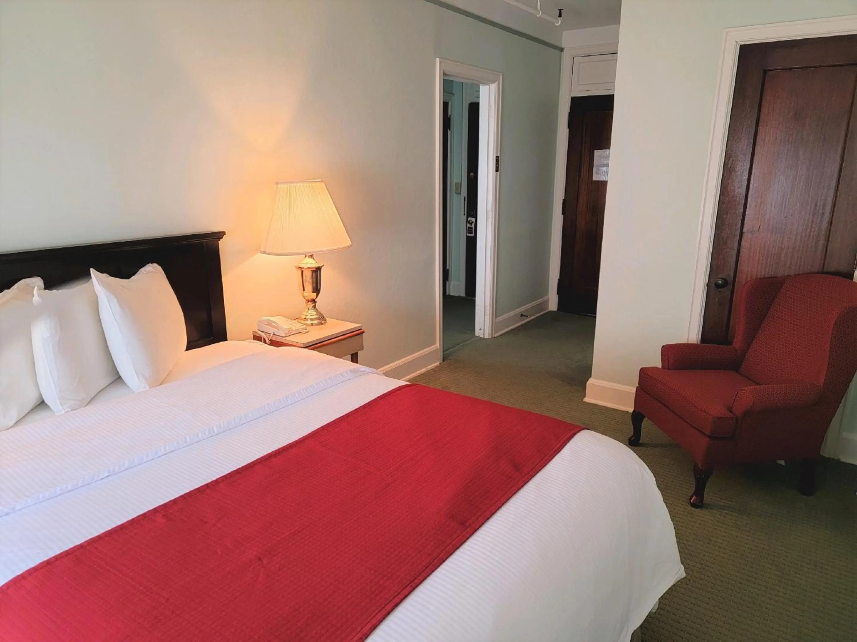 Bed in Penn Wells Hotel