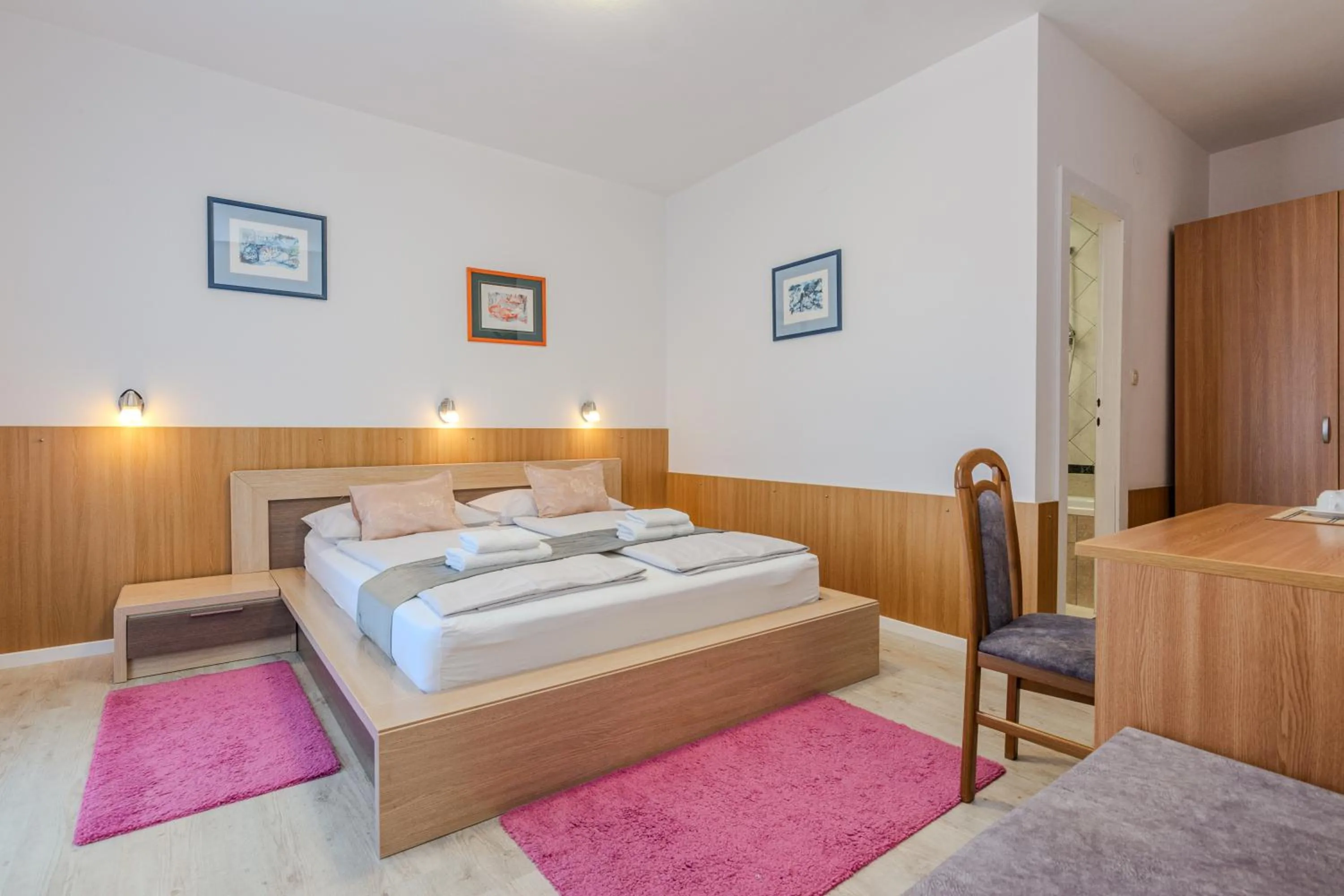 Property building, Bed in Hotel Vicko