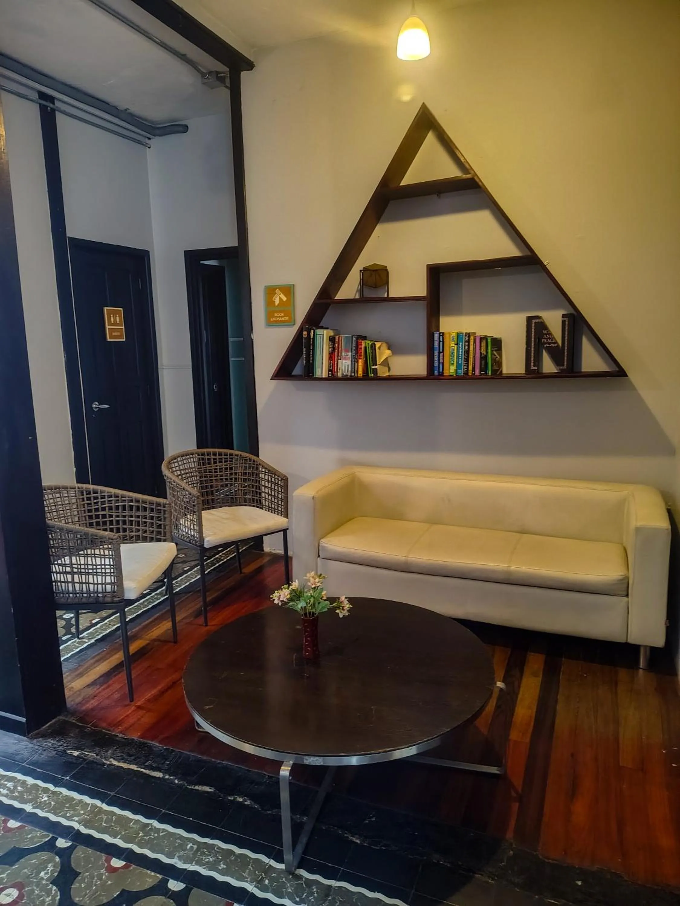 Library in Viajero San José Hostel