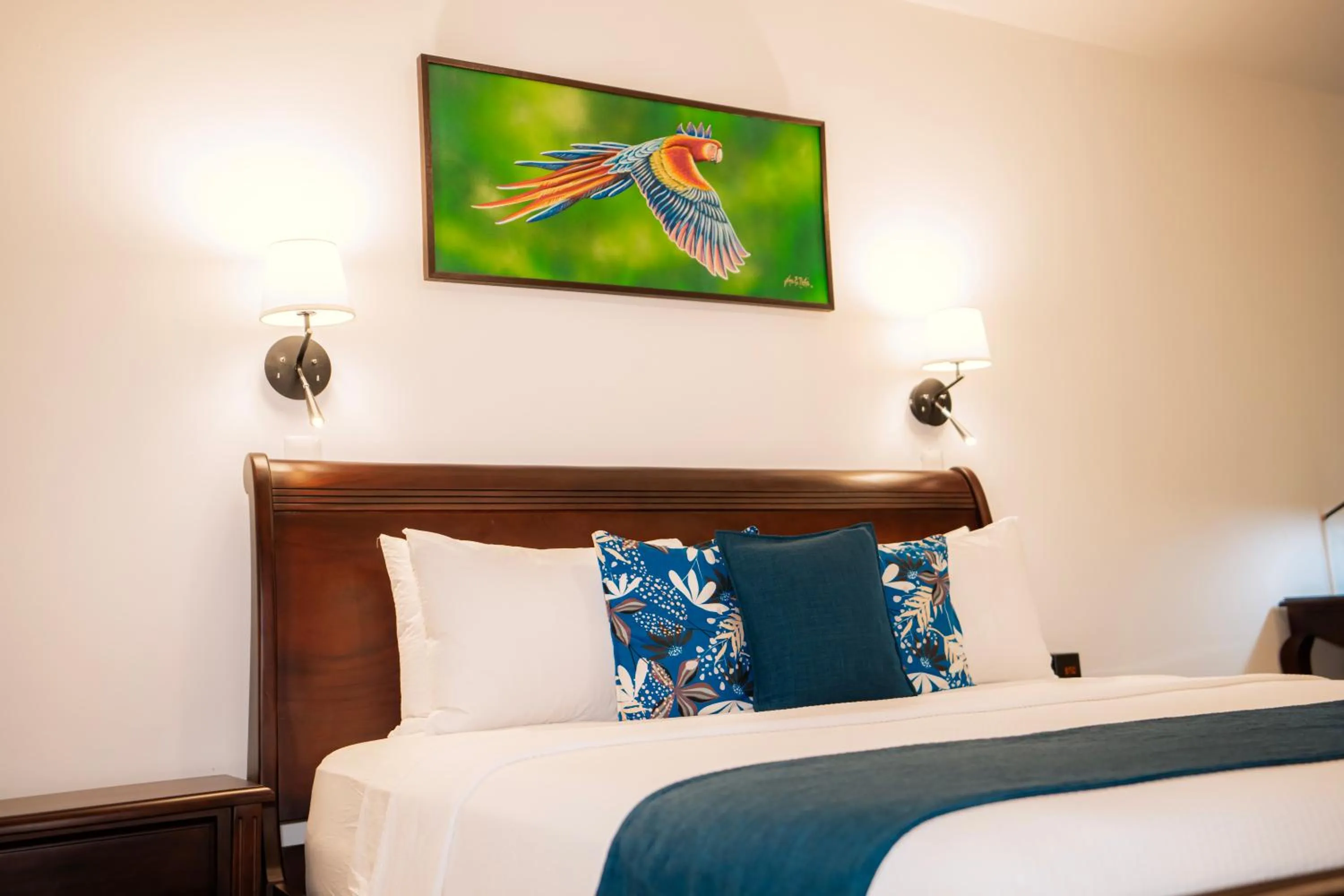 Bedroom, Bed in Paradise Hot Springs - Thermal Water & Volcano Views