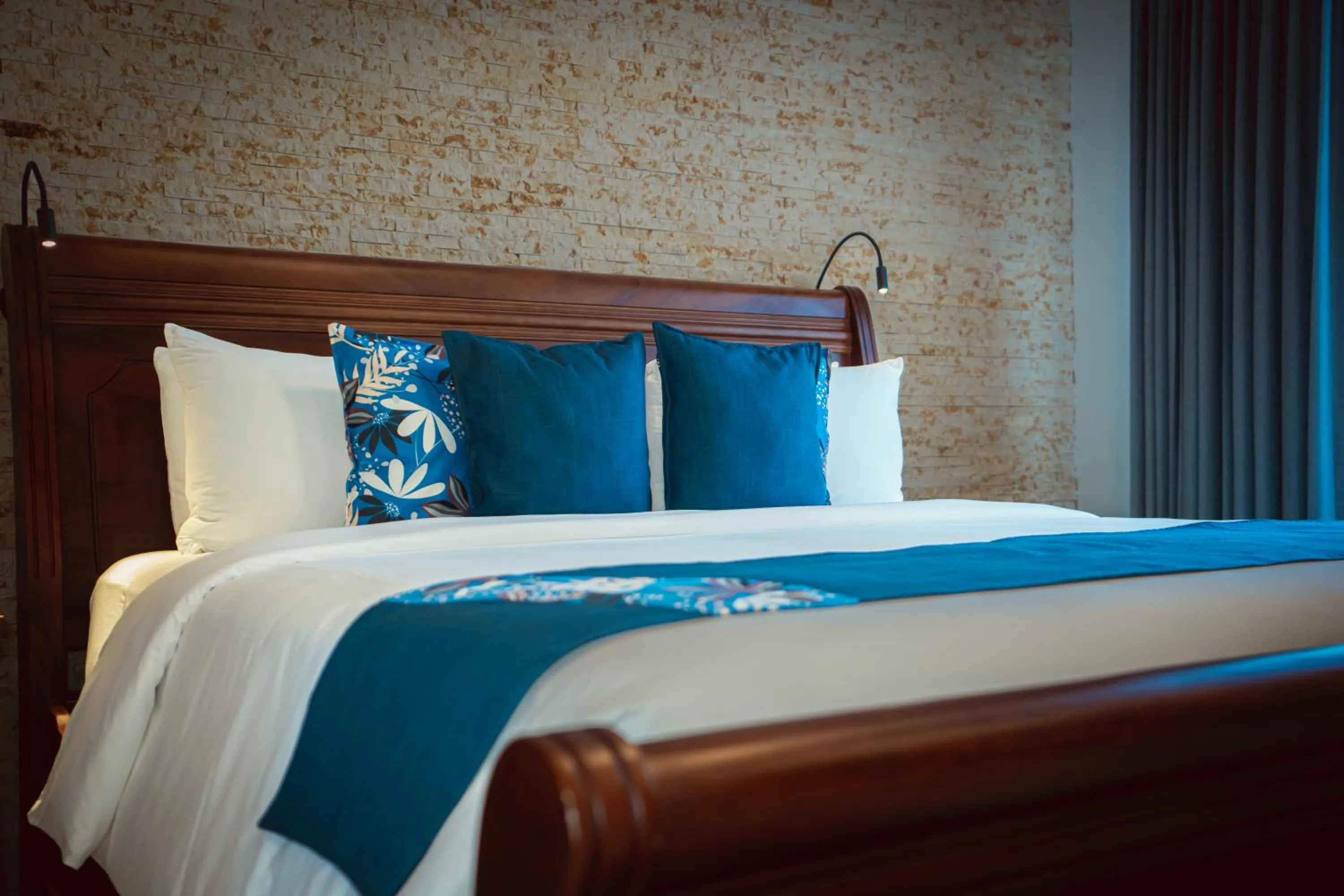 Bed in Paradise Hot Springs - Thermal Water & Volcano Views