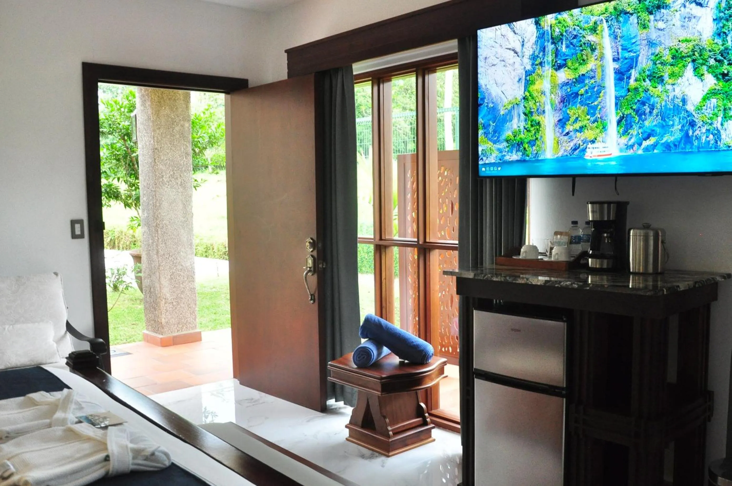 TV and multimedia in Paradise Hot Springs - Thermal Water & Volcano Views