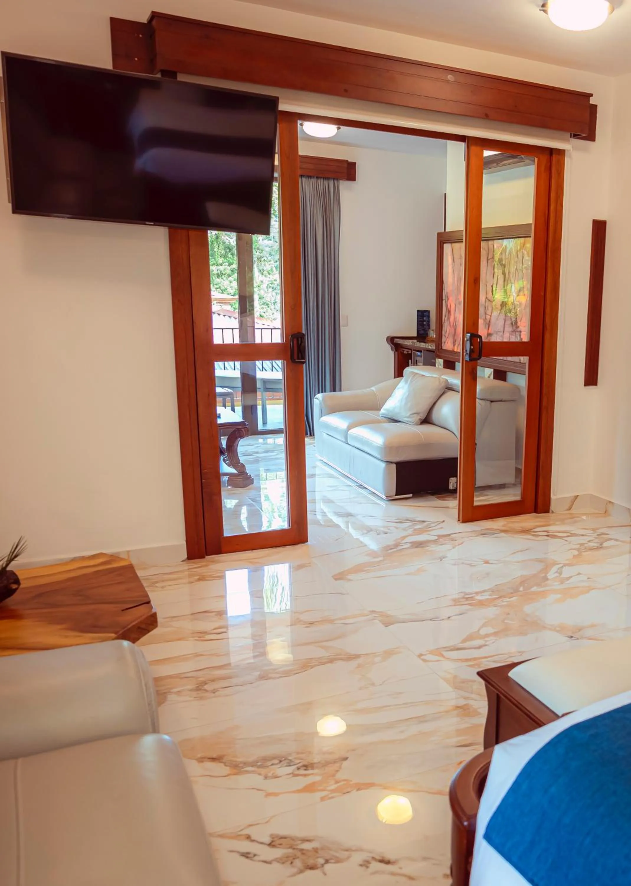 TV and multimedia, Bed in Paradise Hot Springs - Thermal Water & Volcano Views