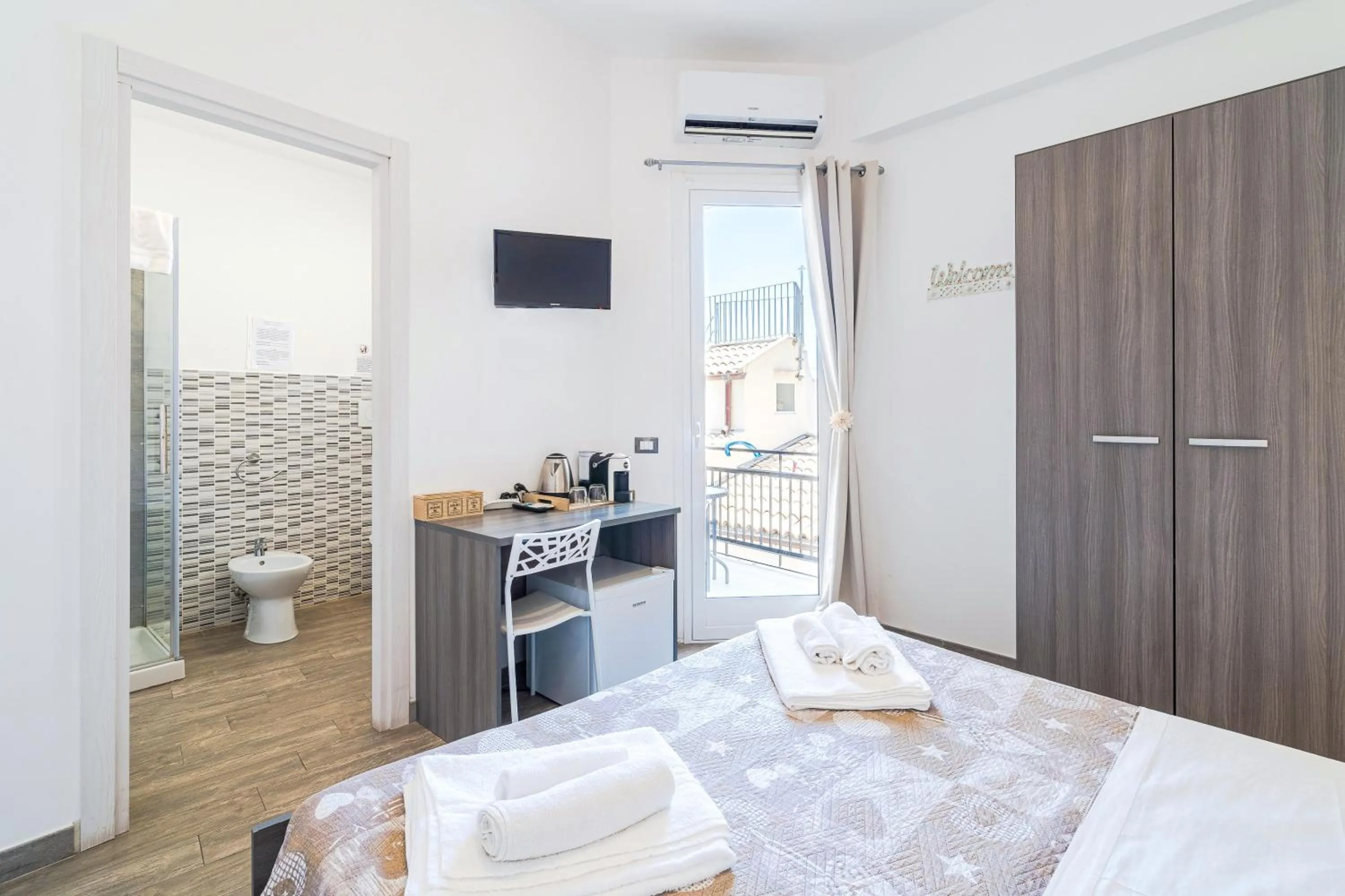 Photo of the whole room, Bed in Cavour Rooms