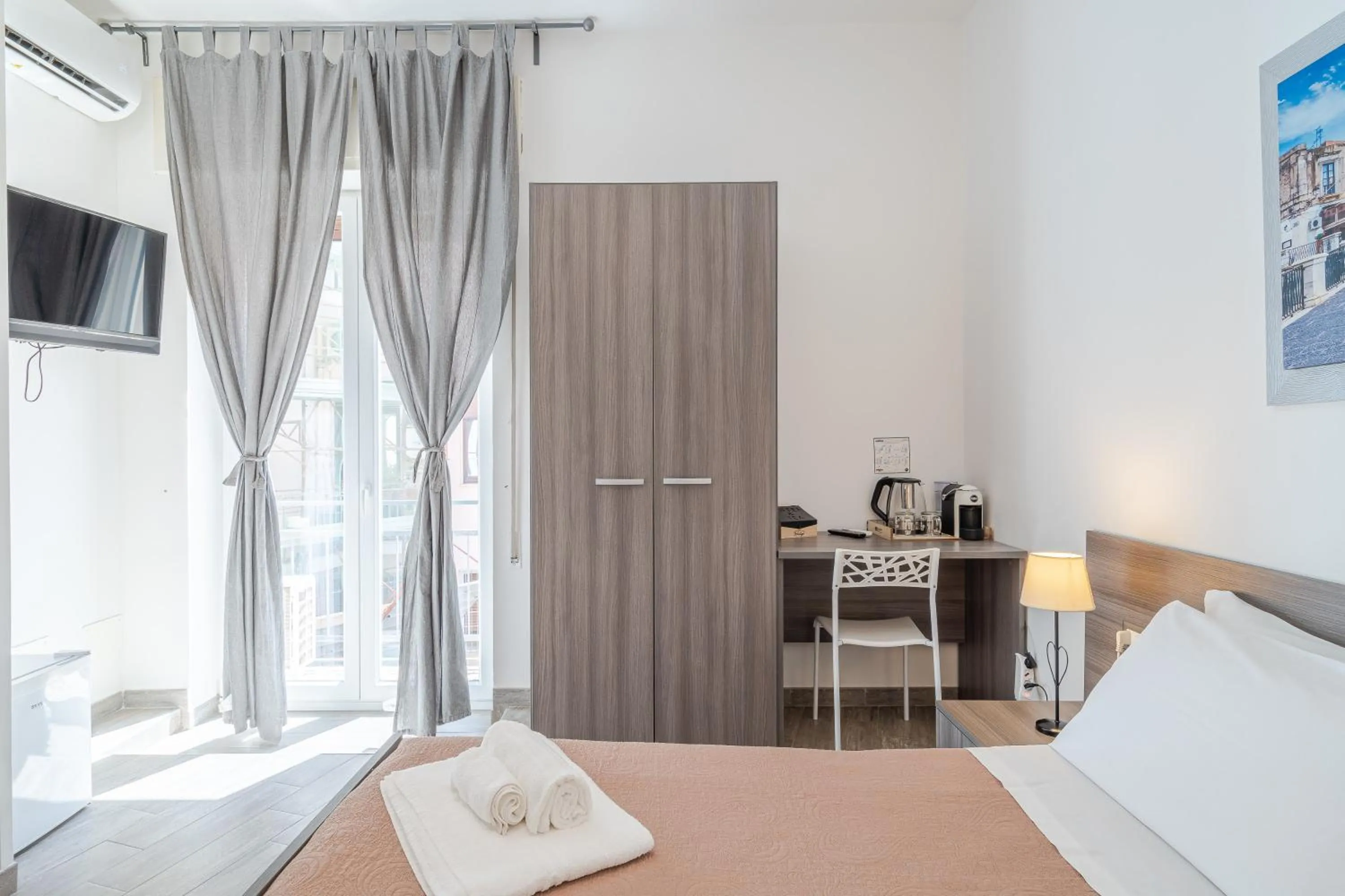 Photo of the whole room, Bed in Cavour Rooms